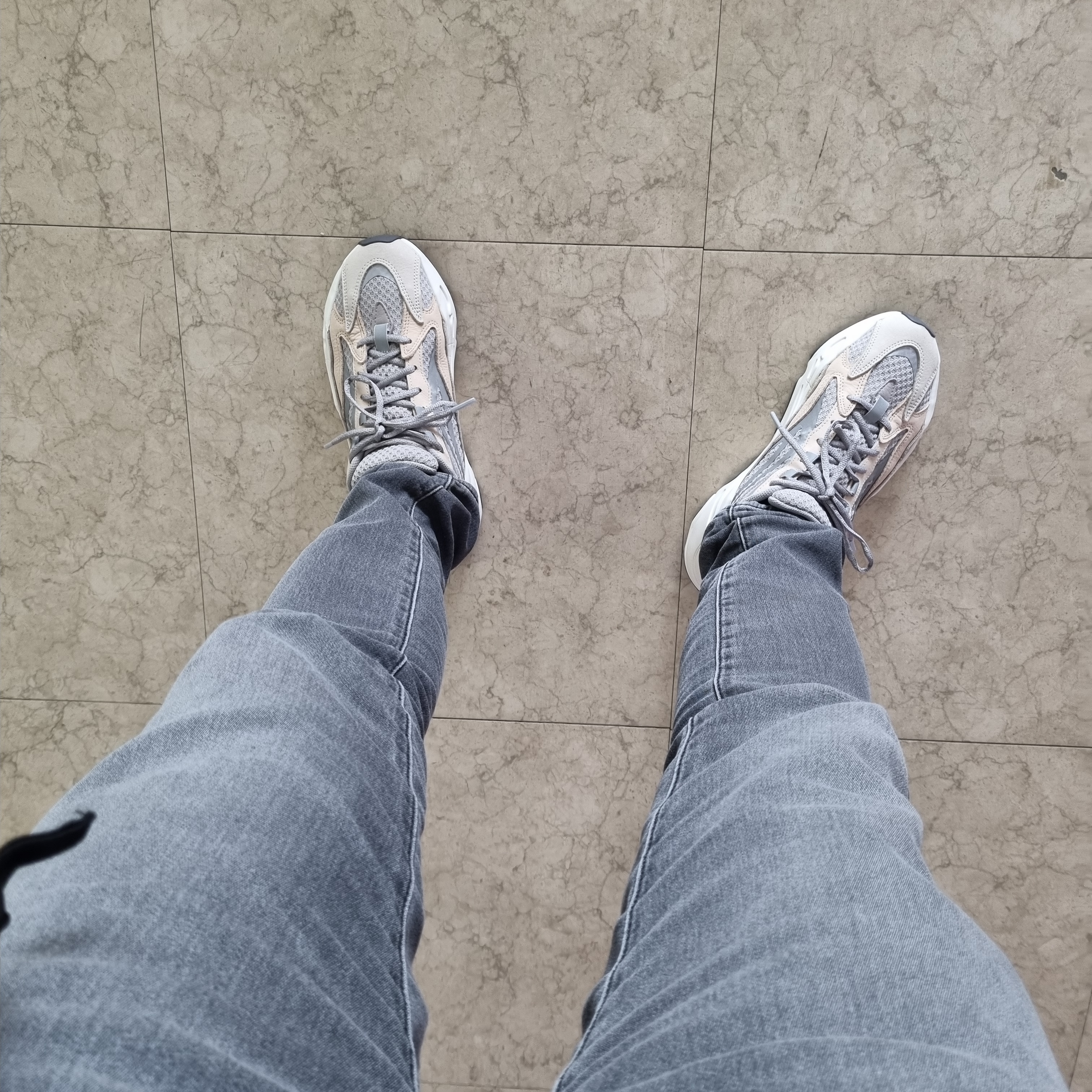 Adidas Yeezy Boost 700 V2 Cream 착용 스타일