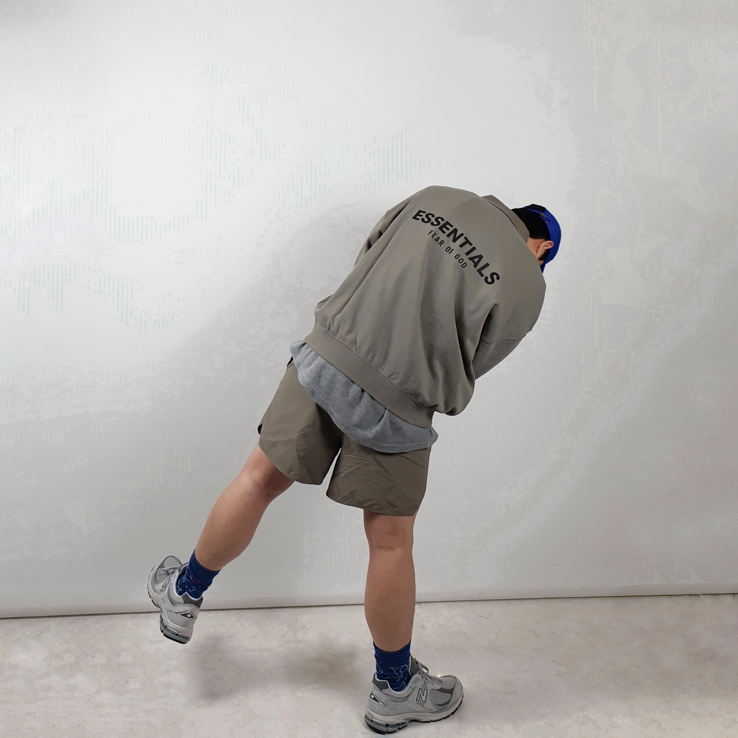 New Balance 2002R T2 Gray, Essentials Volley Shorts Cement - 20FW 착용 스타일 - 1
