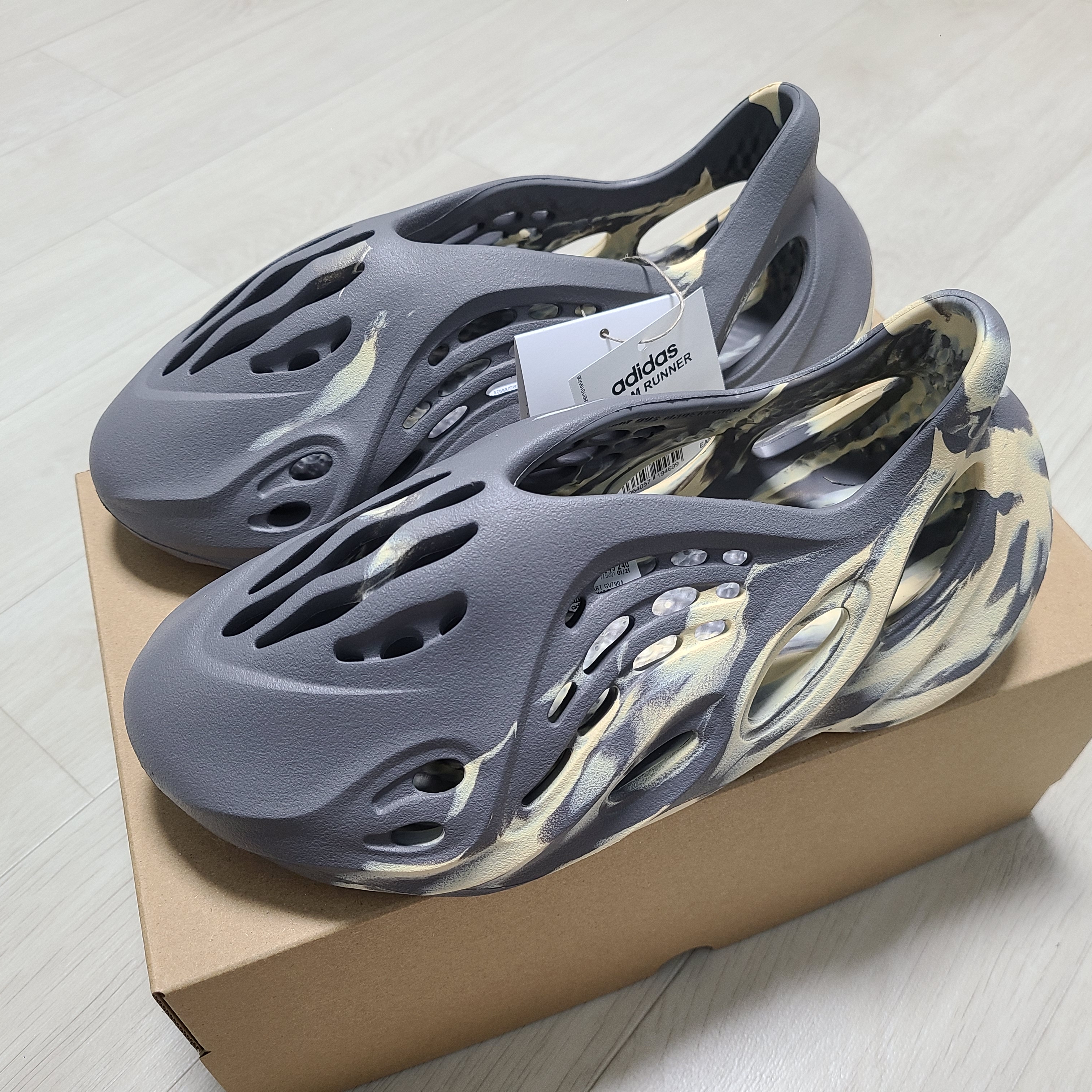 Adidas Yeezy Foam RNNR MXT Moon Gray 착용 스타일 - 2