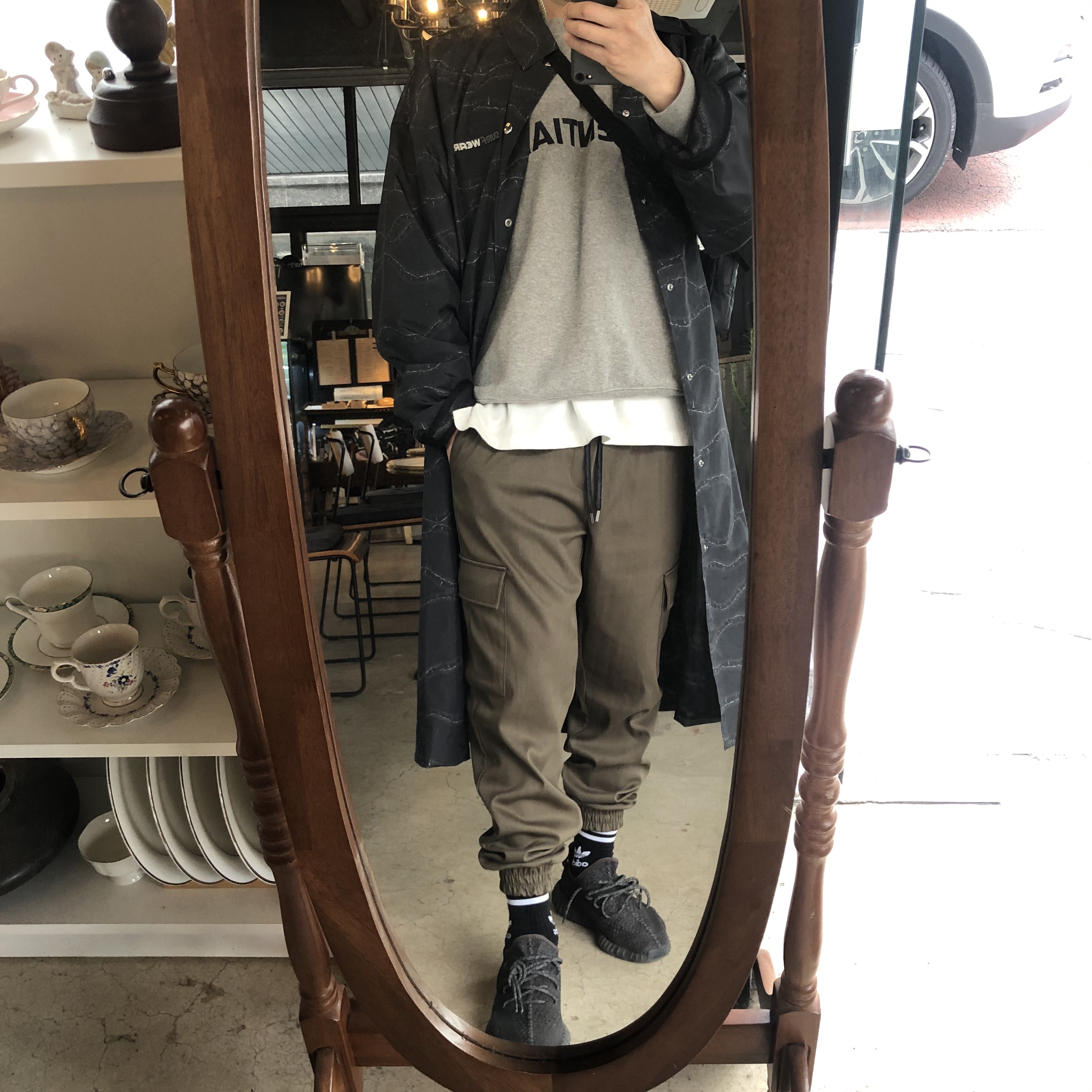 Adidas Yeezy Boost 350 V2 Black - Reflective, Essentials 3D Silicon Applique Crewneck Heather Oatmeal/Dark Heather Oatmeal - 20FW 착용 스타일 - 1