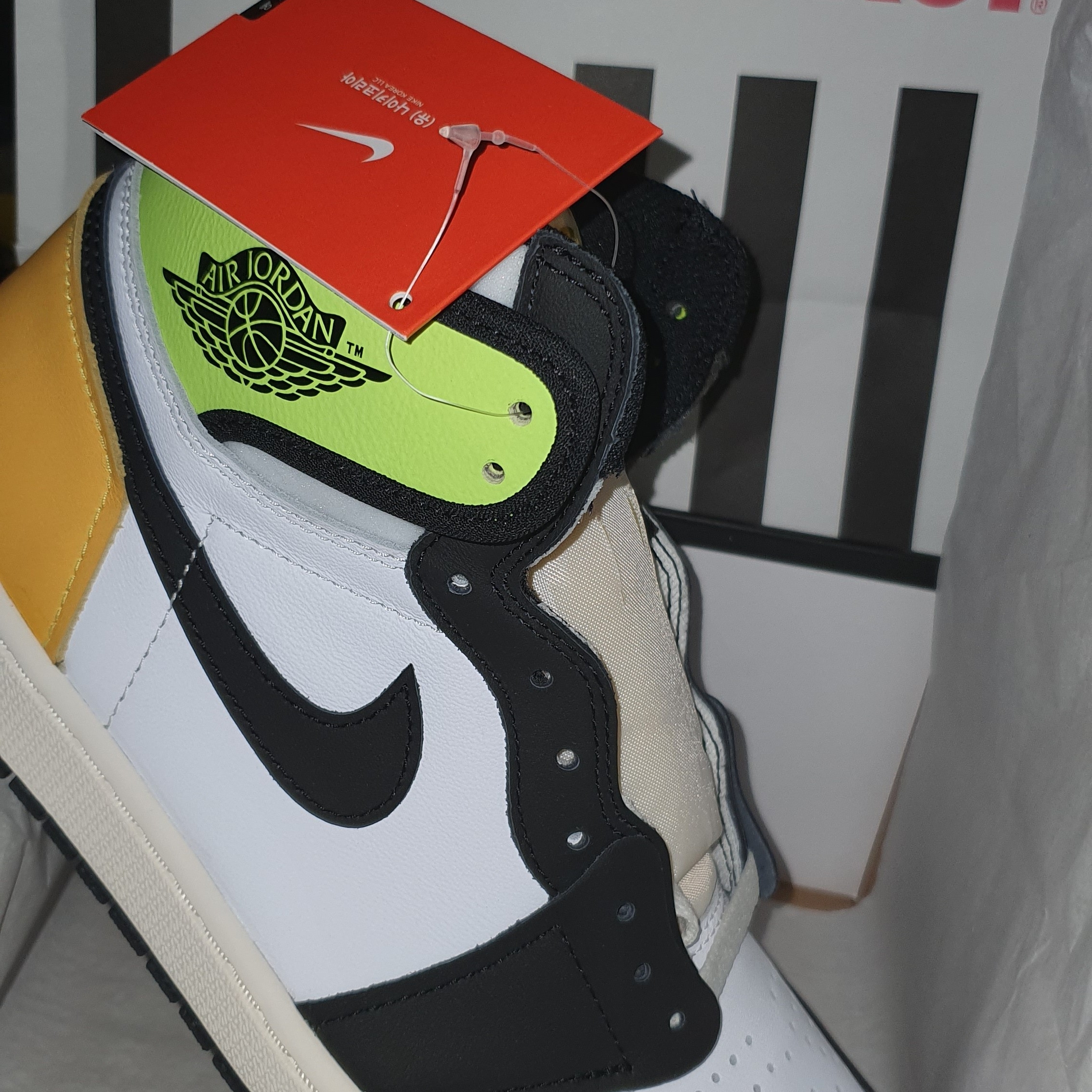Jordan 1 Retro High OG Volt Gold 착용 스타일 - 2