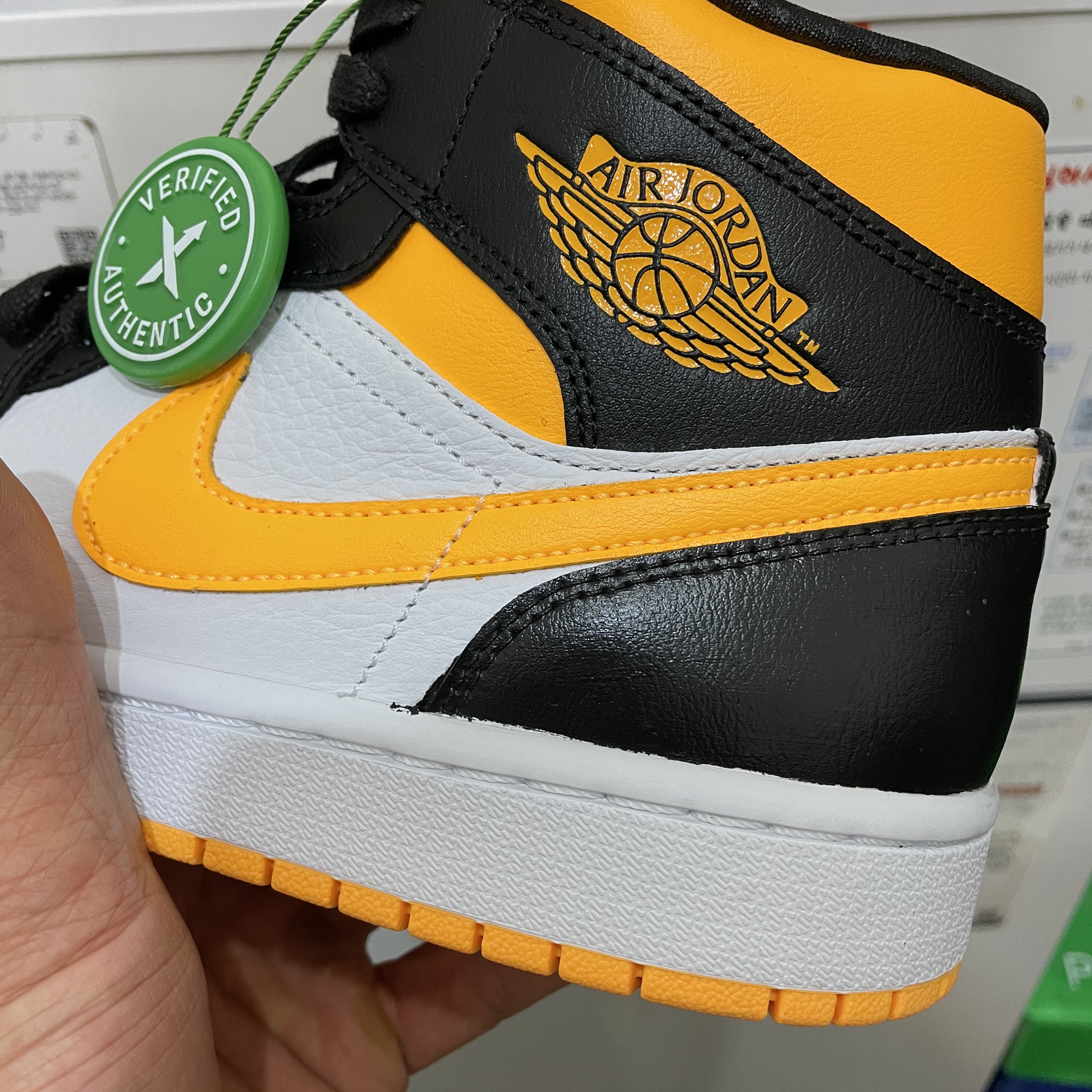 (W) Jordan 1 Mid SE Laser Orange 착용 스타일 - 2