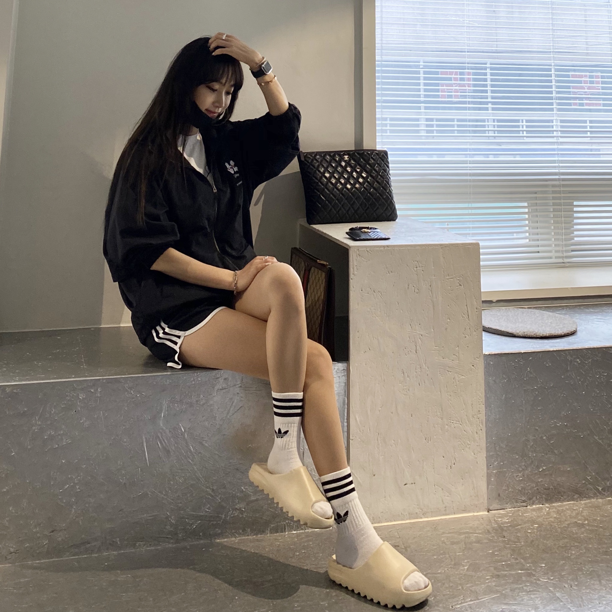 Adidas Yeezy Slide Bone 착용 스타일 - 2