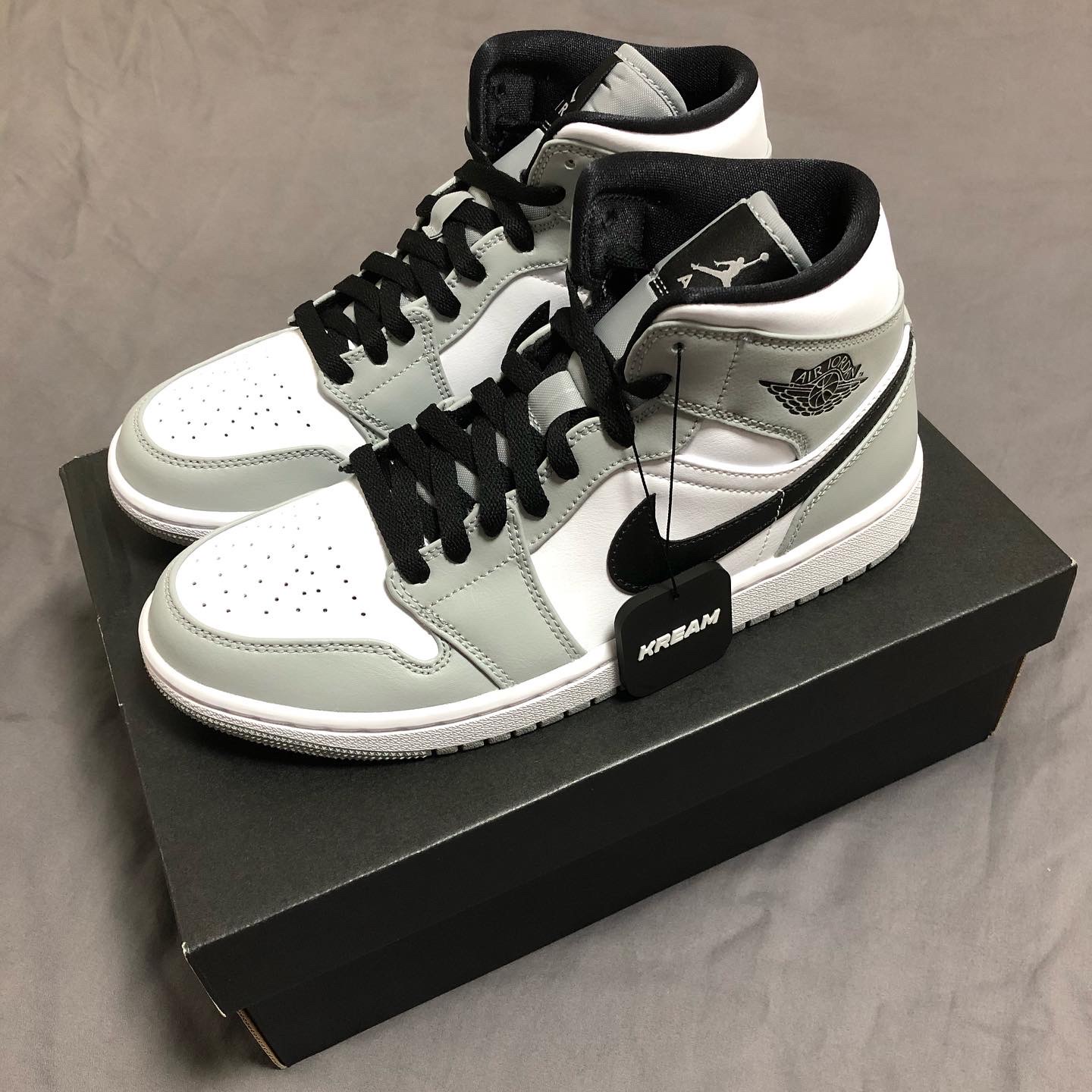 Jordan 1 Mid Light Smoke Grey 착용 스타일 - 2
