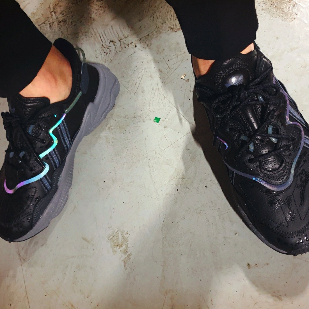 Adidas Ozweego Core Black 착용 스타일 - 3