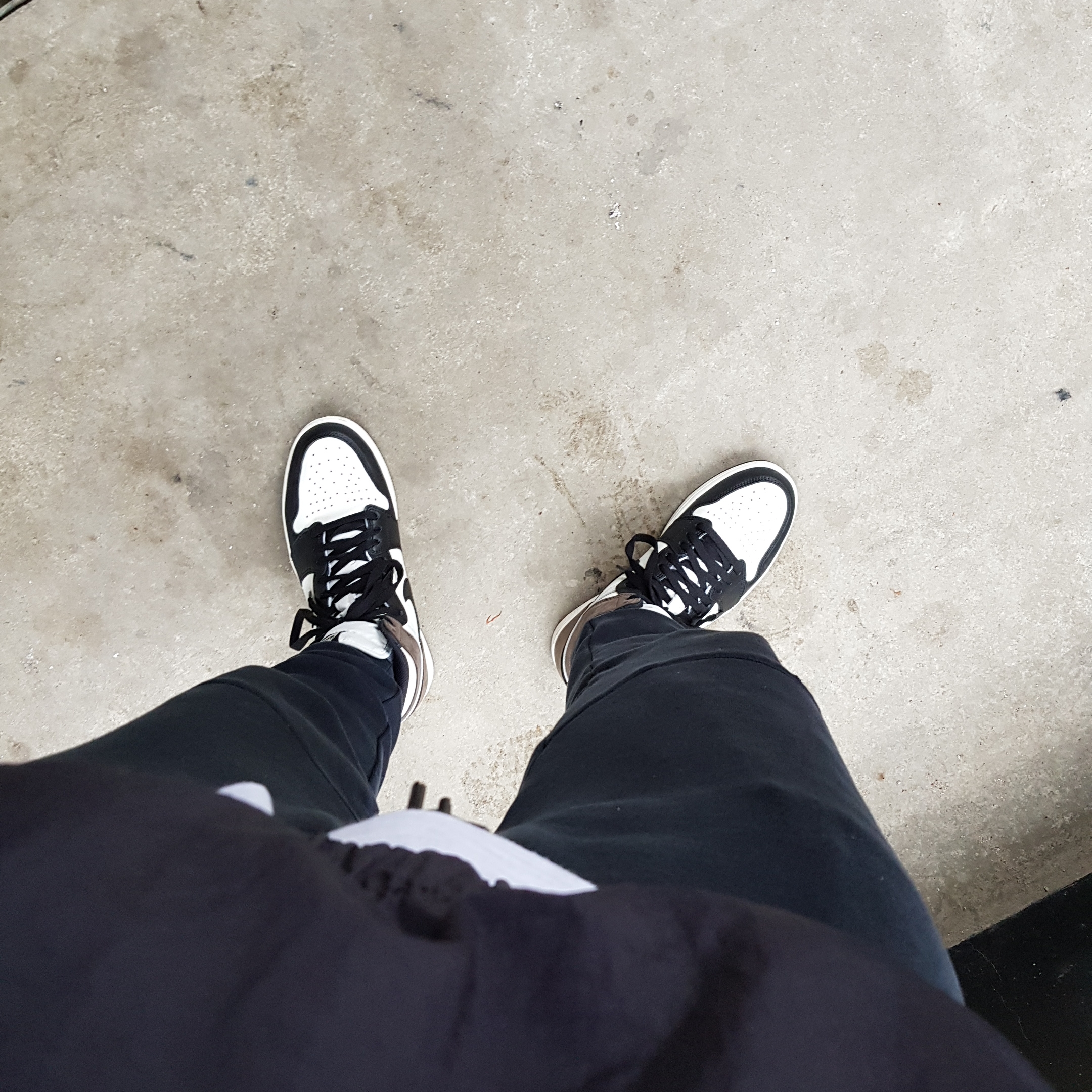 Jordan 1 Retro High OG Black Mocha, Nike x Stussy Windrunner Jacket Off Noir 착용 스타일 - 1