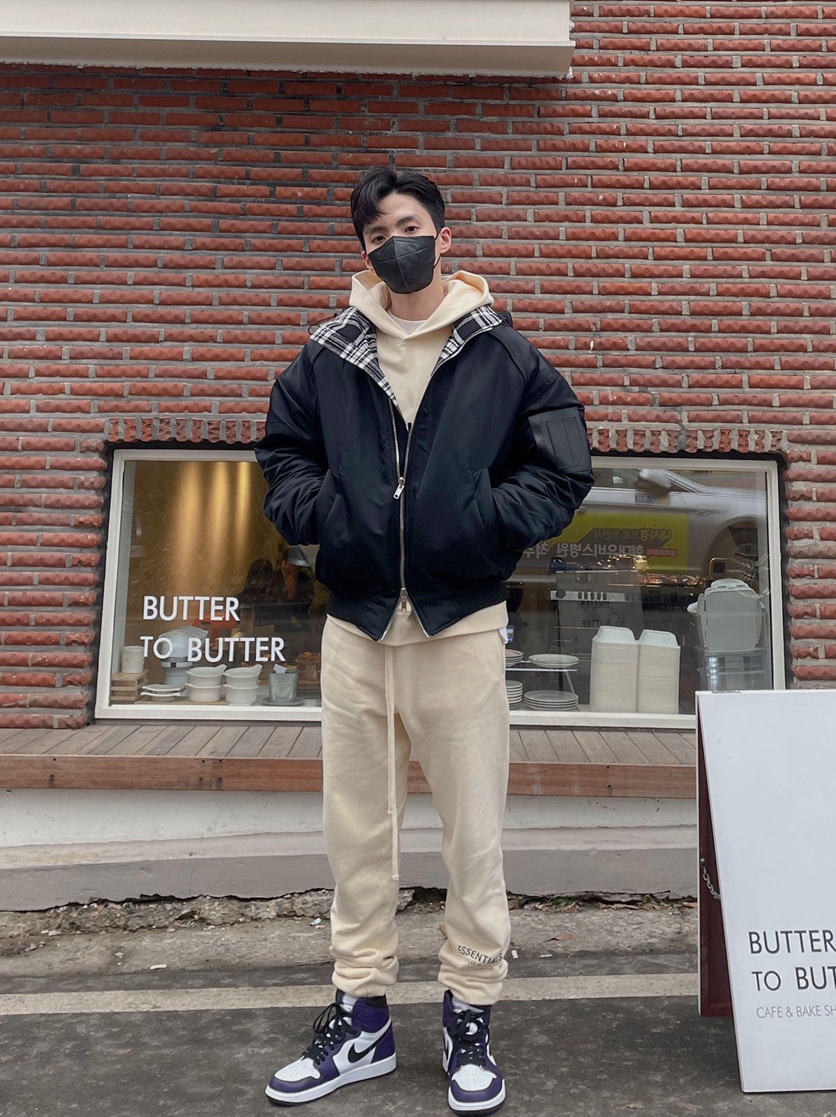 Essentials Sweatpants Buttercream 2020, Essentials 3D Silicon Applique Pullover Hoodie Buttercream 2020 착용 스타일 - 2