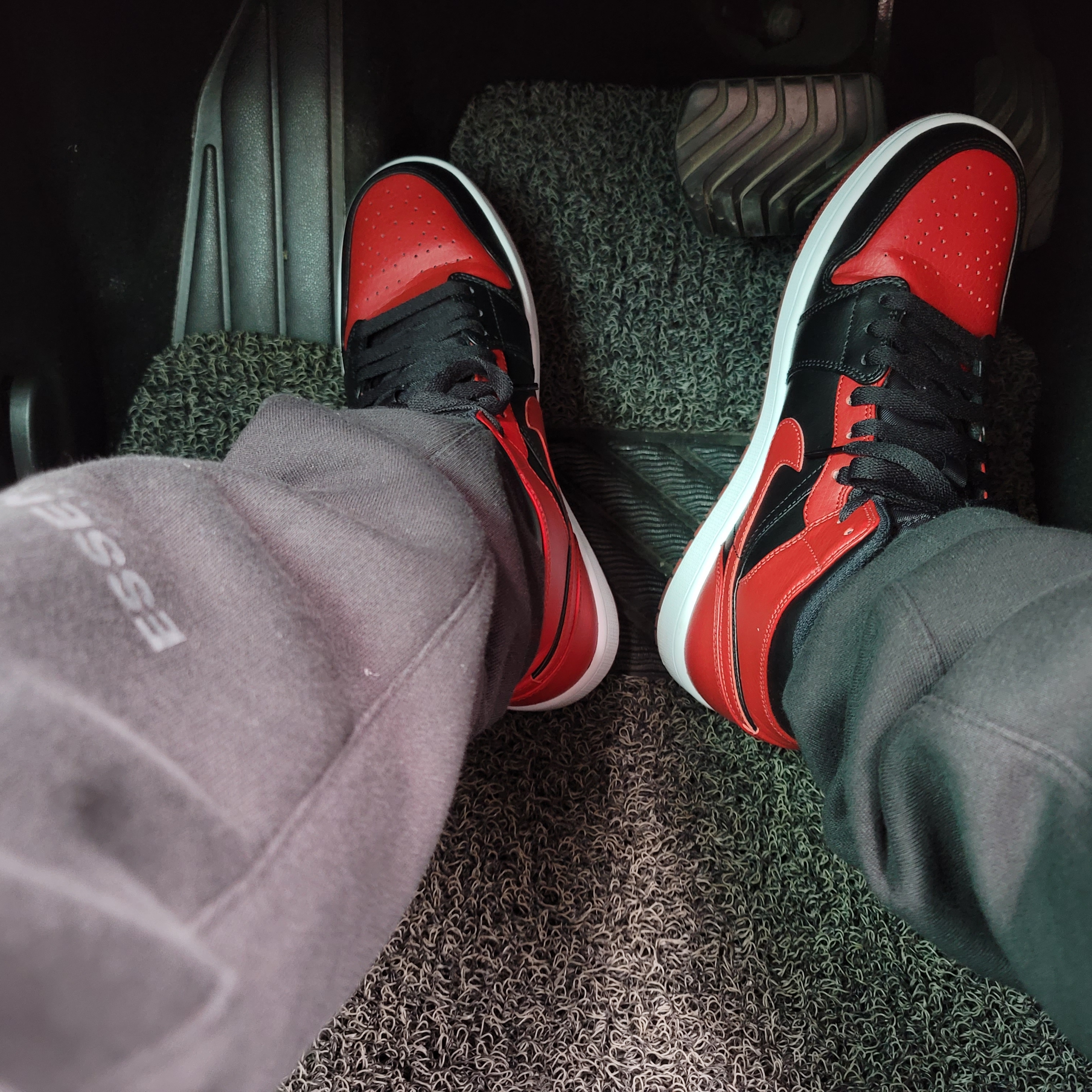 Jordan 1 Mid Bred Banned 2020, Essentials Sweatpants Dark Slate/Black 2020 착용 스타일