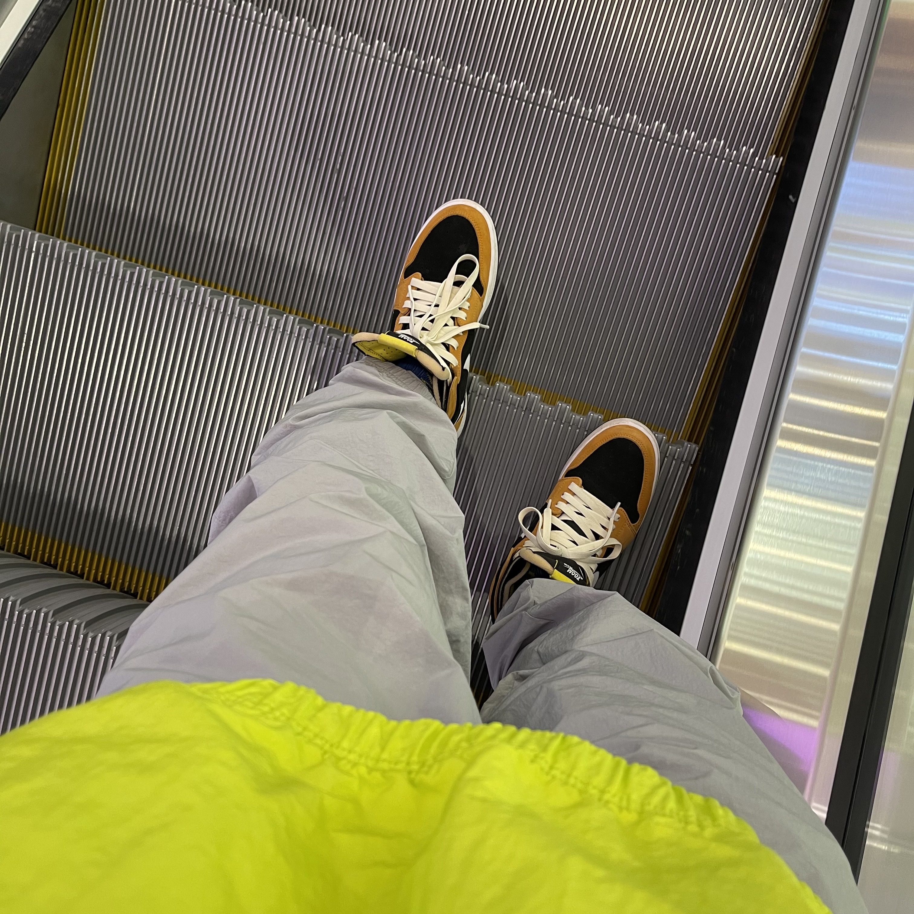 Jordan 1 Zoom Air CMFT Monarch Orange, Nike x Stussy Windrunner Jacket Bright Cactus 착용 스타일