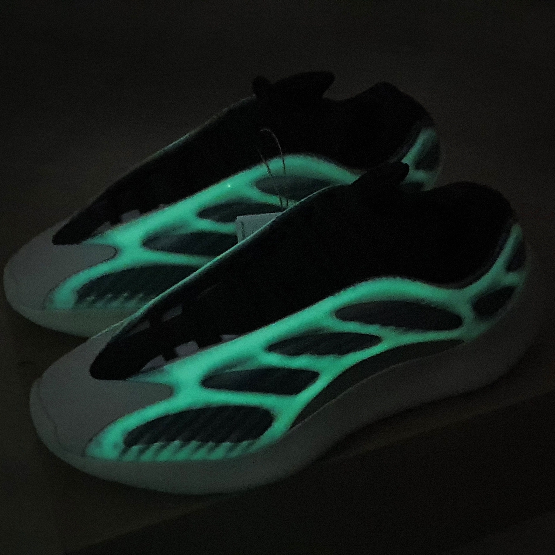 Adidas Yeezy 700 V3 Kyanite 착용 스타일 - 3