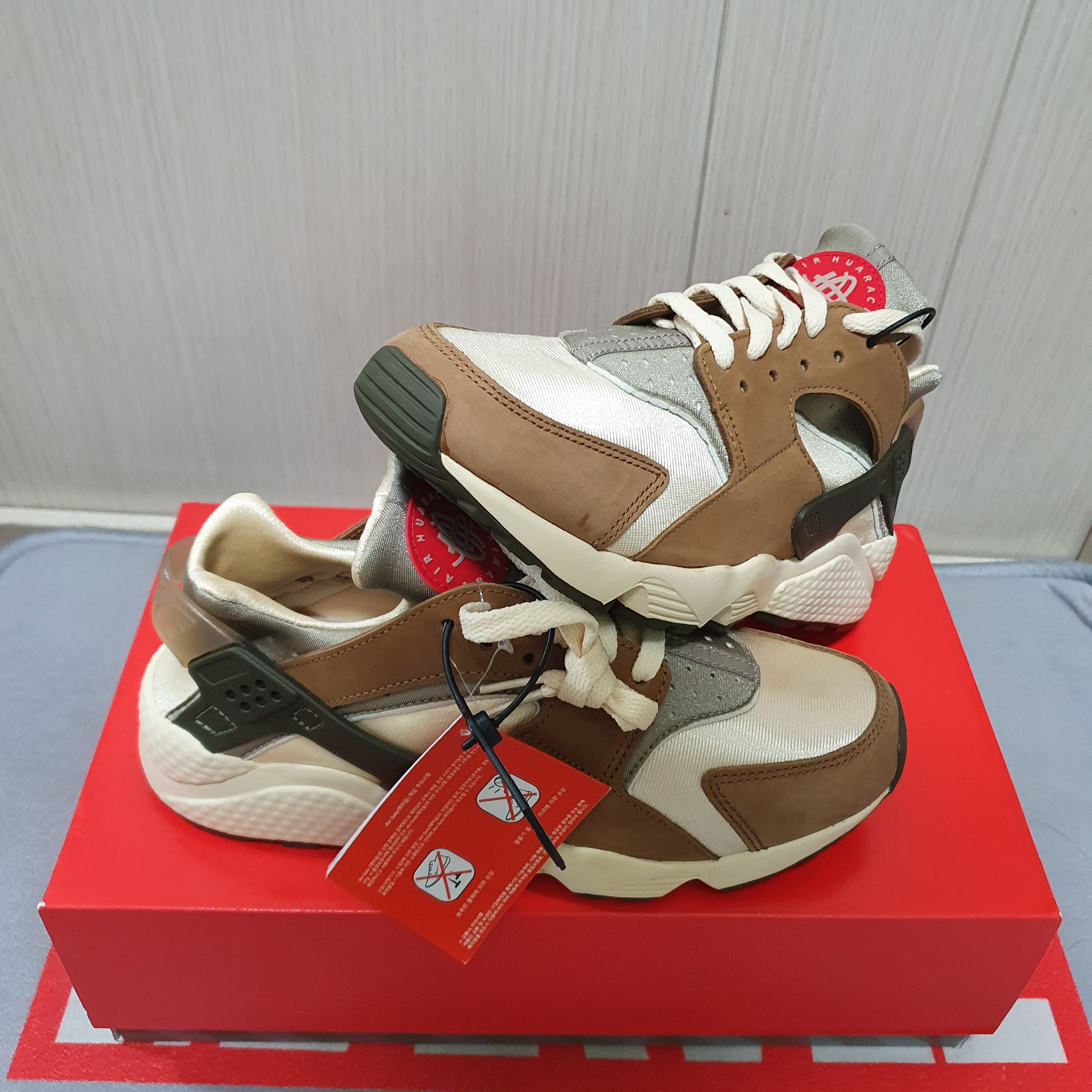 Nike x Stussy Air Huarache LE Desert Oak 착용 스타일 - 3