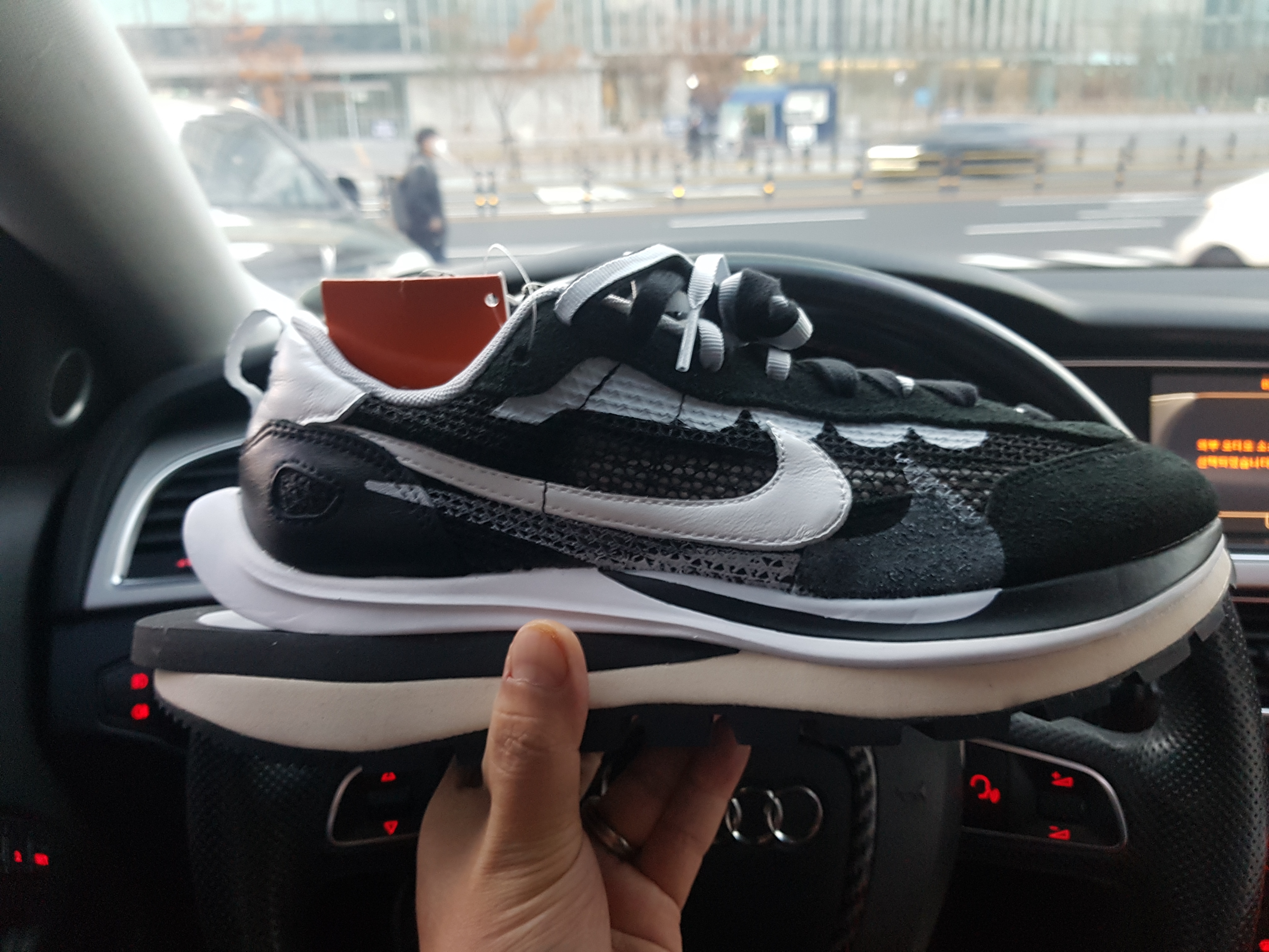 Nike x Sacai VaporWaffle Black White, Nike x Sacai VaporWaffle Royal Fuchsia 착용 스타일 - 1