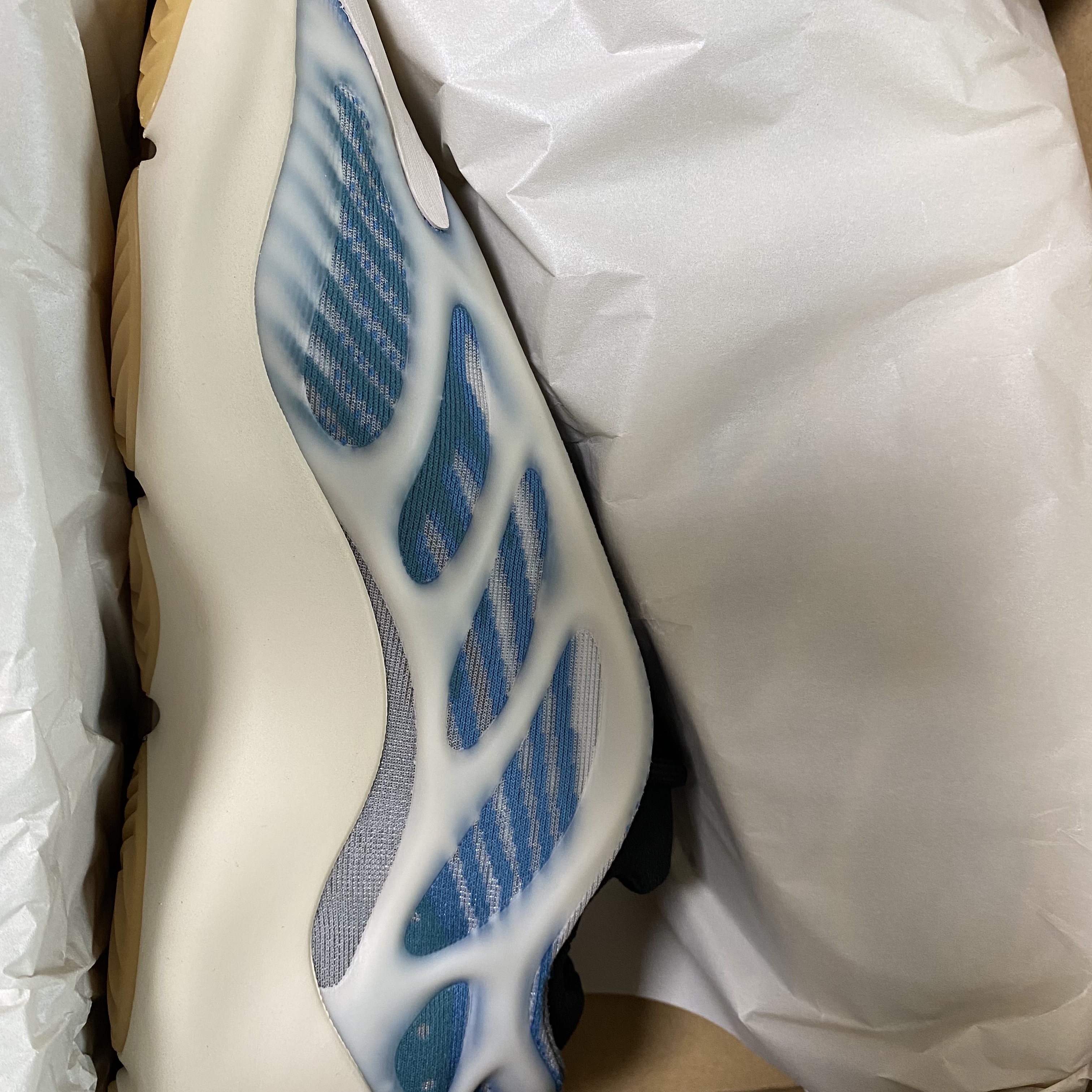 Adidas Yeezy 700 V3 Kyanite 착용 스타일