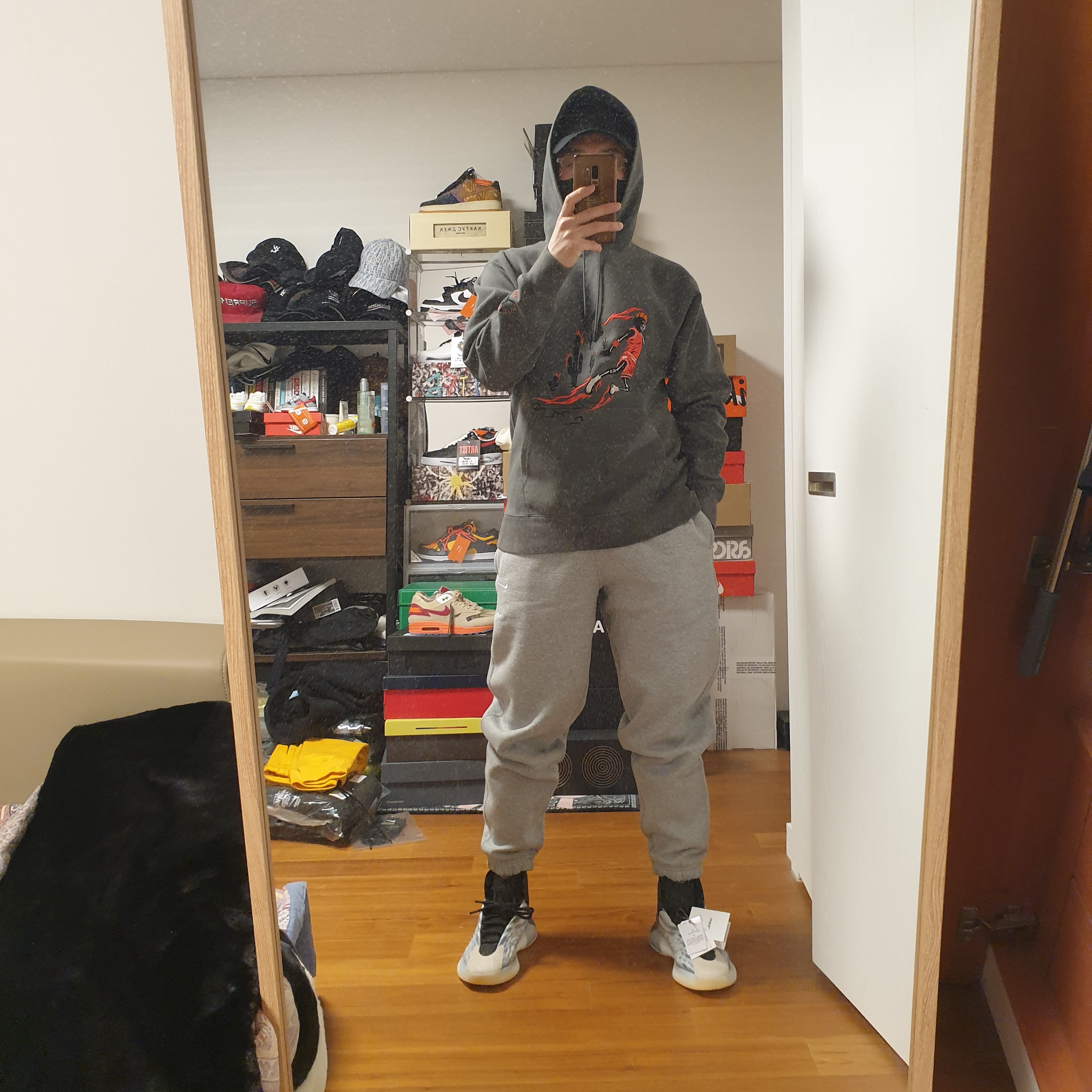 Adidas Yeezy QNTM BSKTBL, Jordan x Travis Scott Washed Suede Hoodie Grey 착용 스타일 - 2