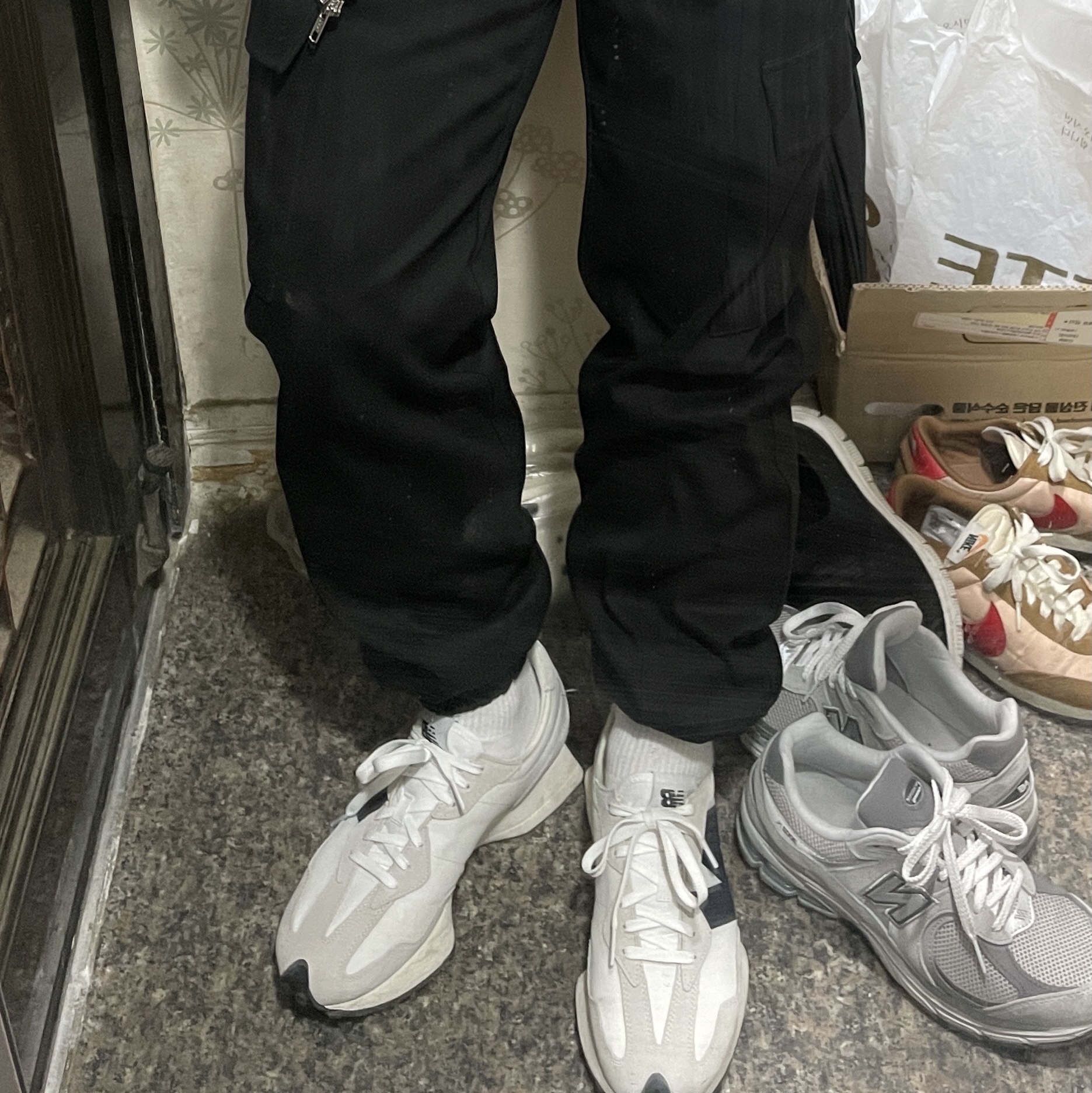 New Balance 327 White Black 착용 스타일