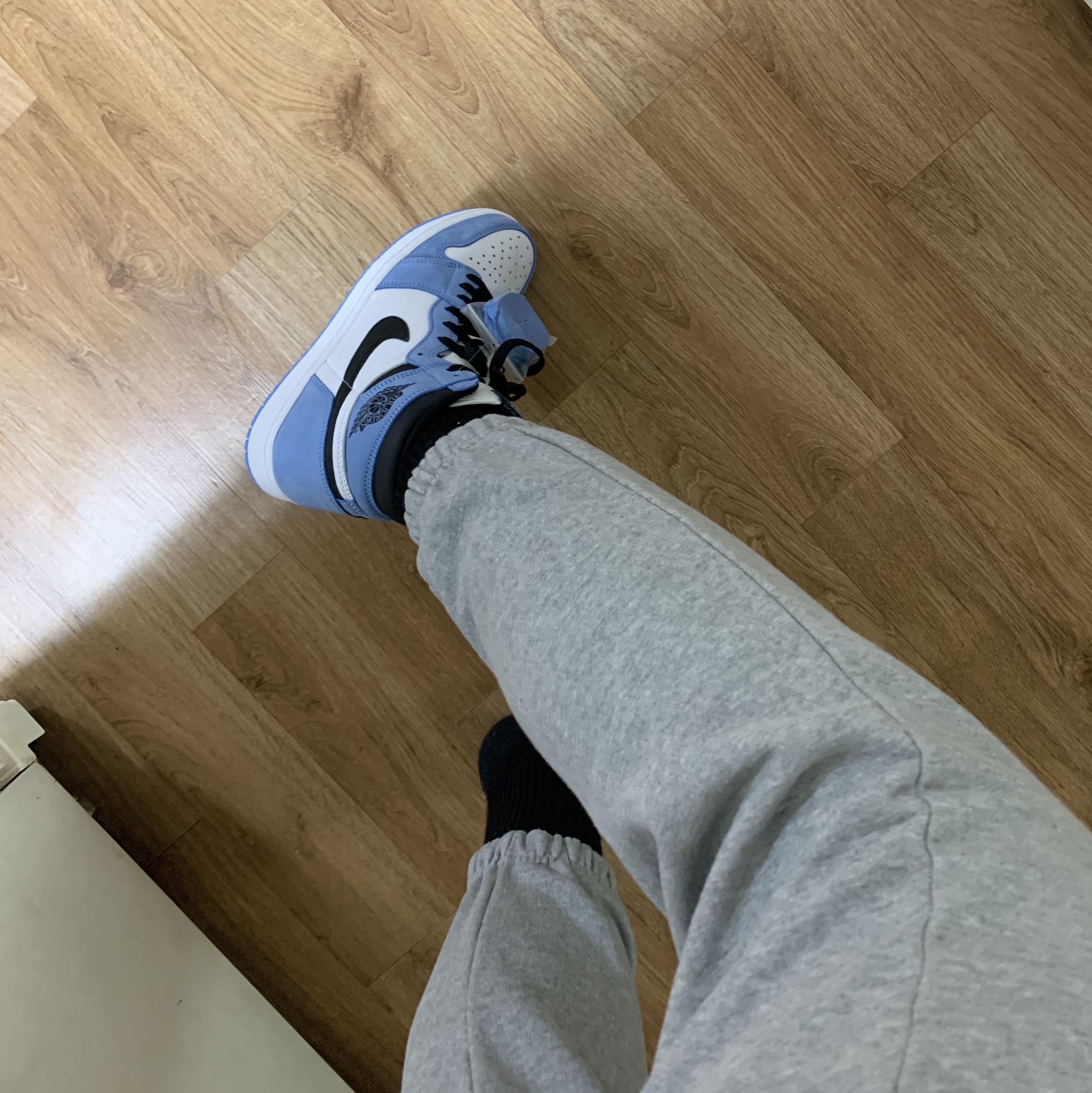 Jordan 1 Retro High OG University Blue 착용 스타일 - 1