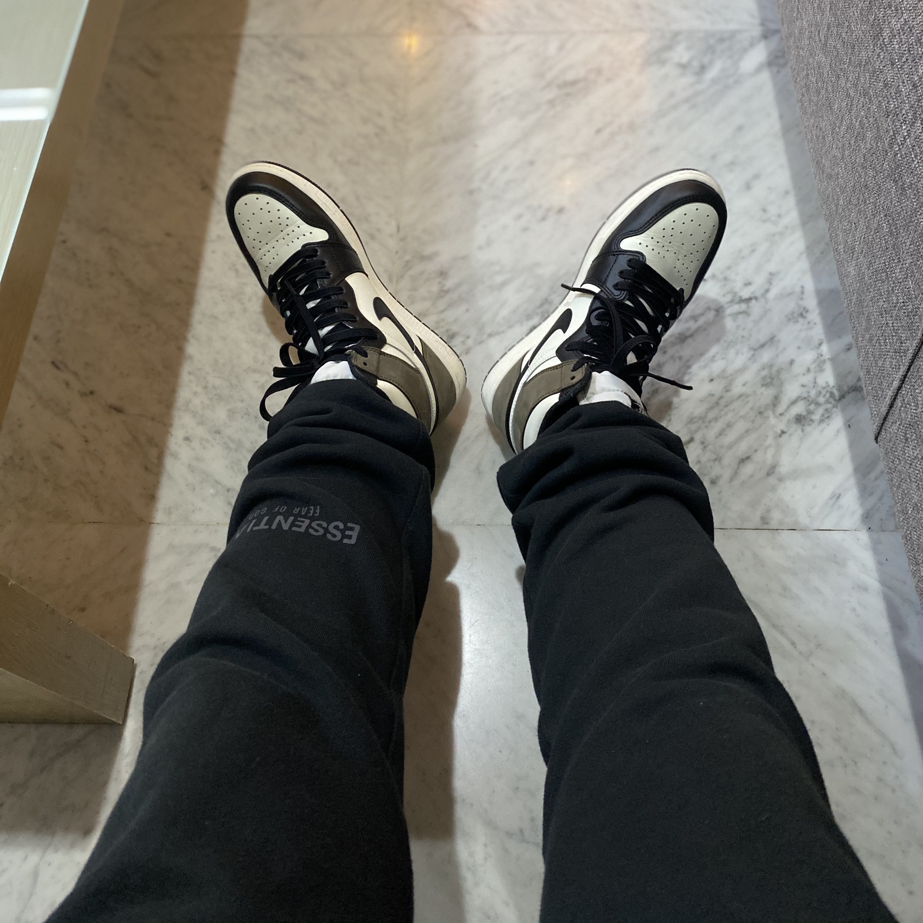 Jordan 1 Retro High OG Black Mocha, Essentials Sweatpants Dark Slate/Black 2020 착용 스타일