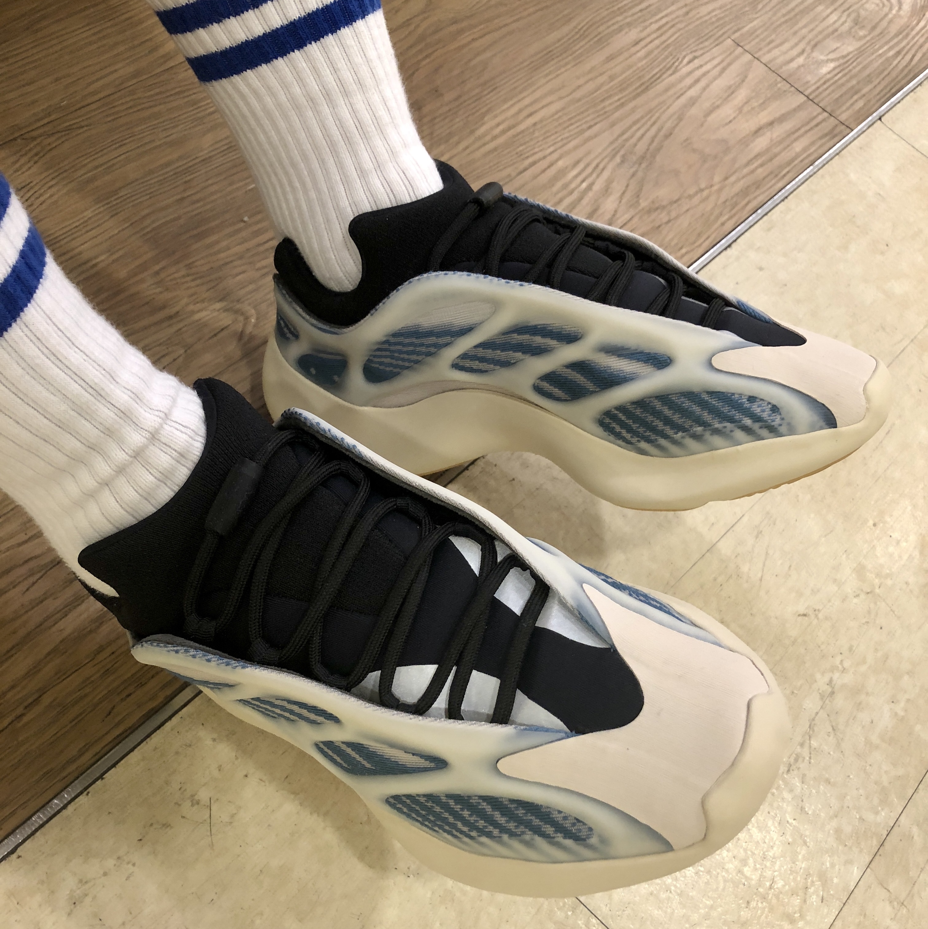 Adidas Yeezy 700 V3 Kyanite 착용 스타일 - 2