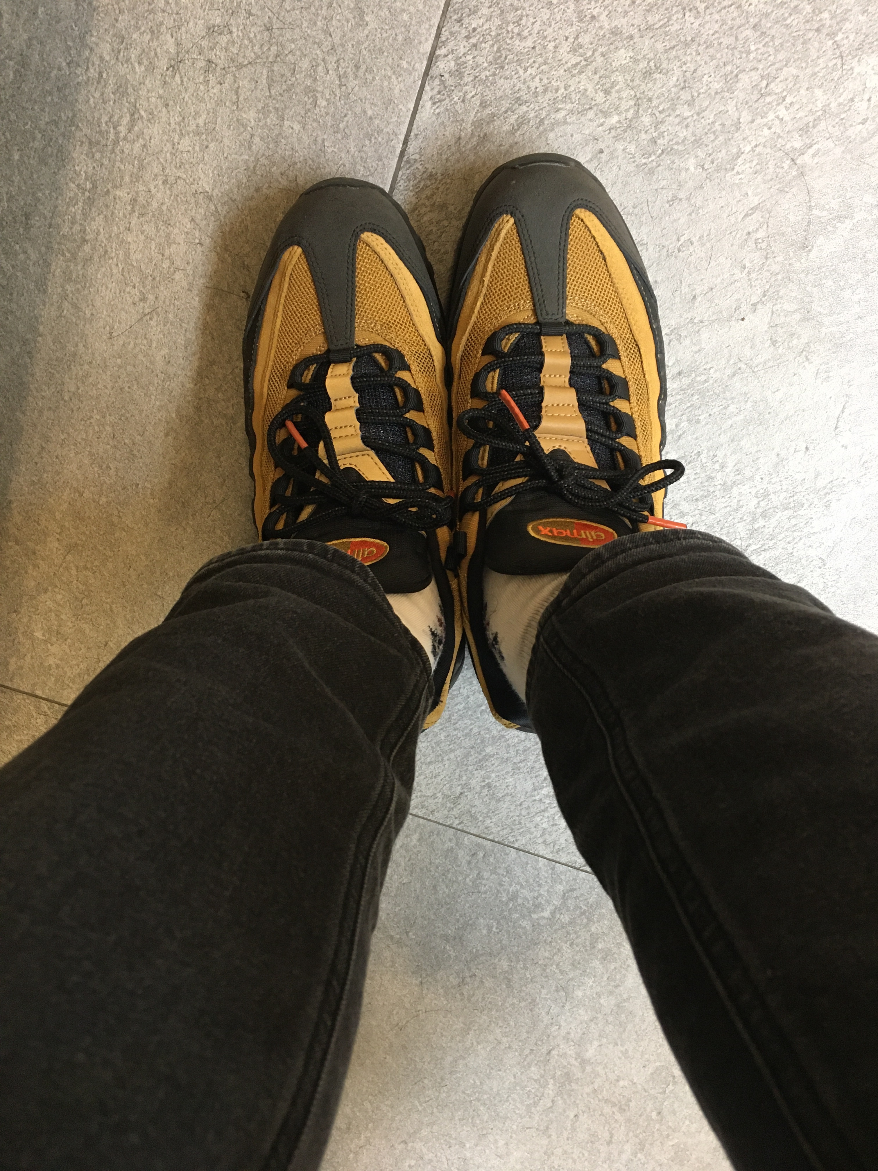 Nike Air Max 95 Black Wheat 착용 스타일