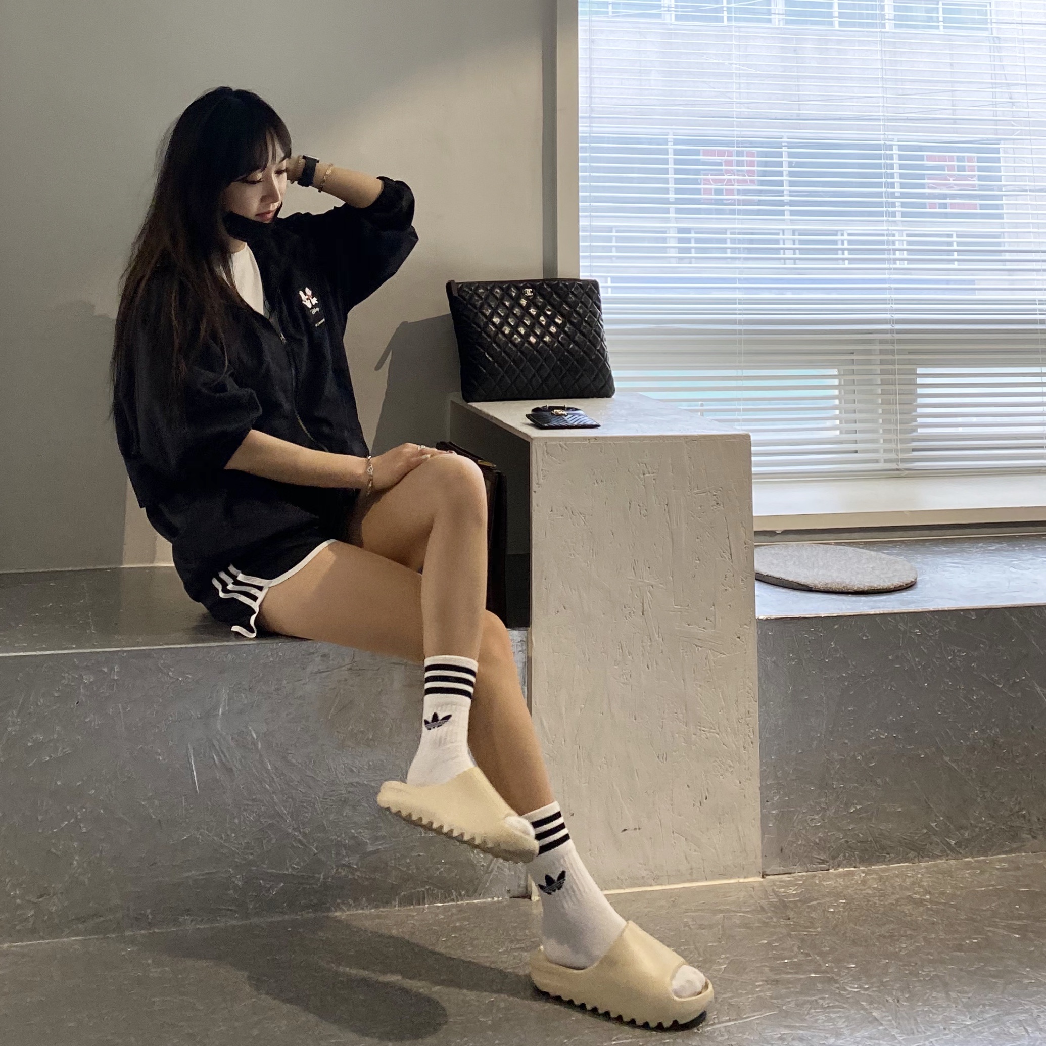 Adidas Yeezy Slide Bone 착용 스타일 - 1