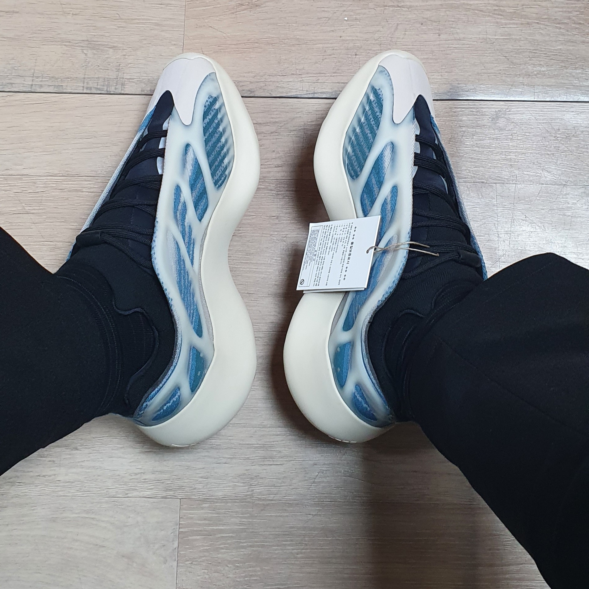 Adidas Yeezy 700 V3 Kyanite 착용 스타일 - 4