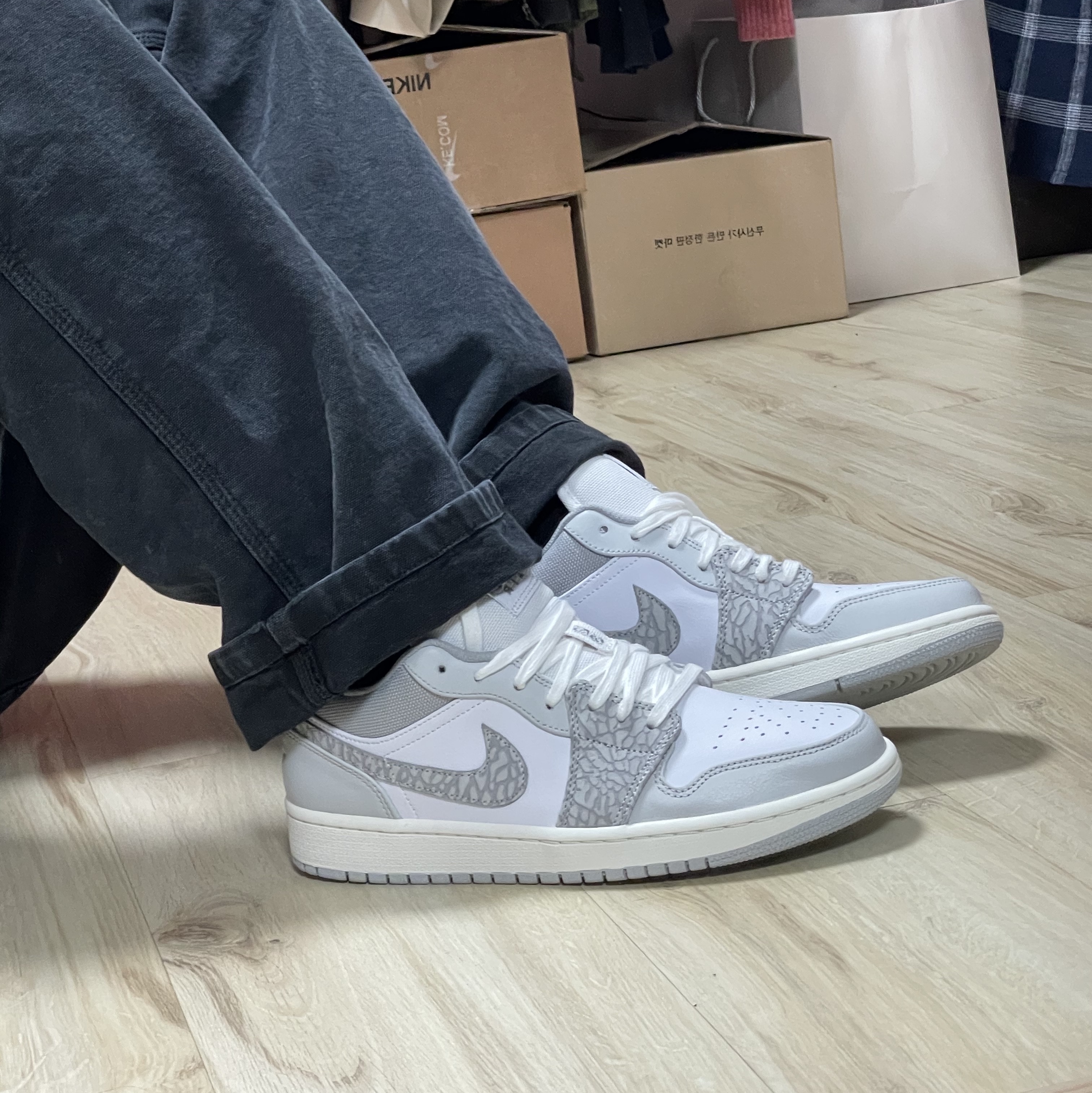Jordan 1 Low PRM Elephant Print 착용 스타일 - 2