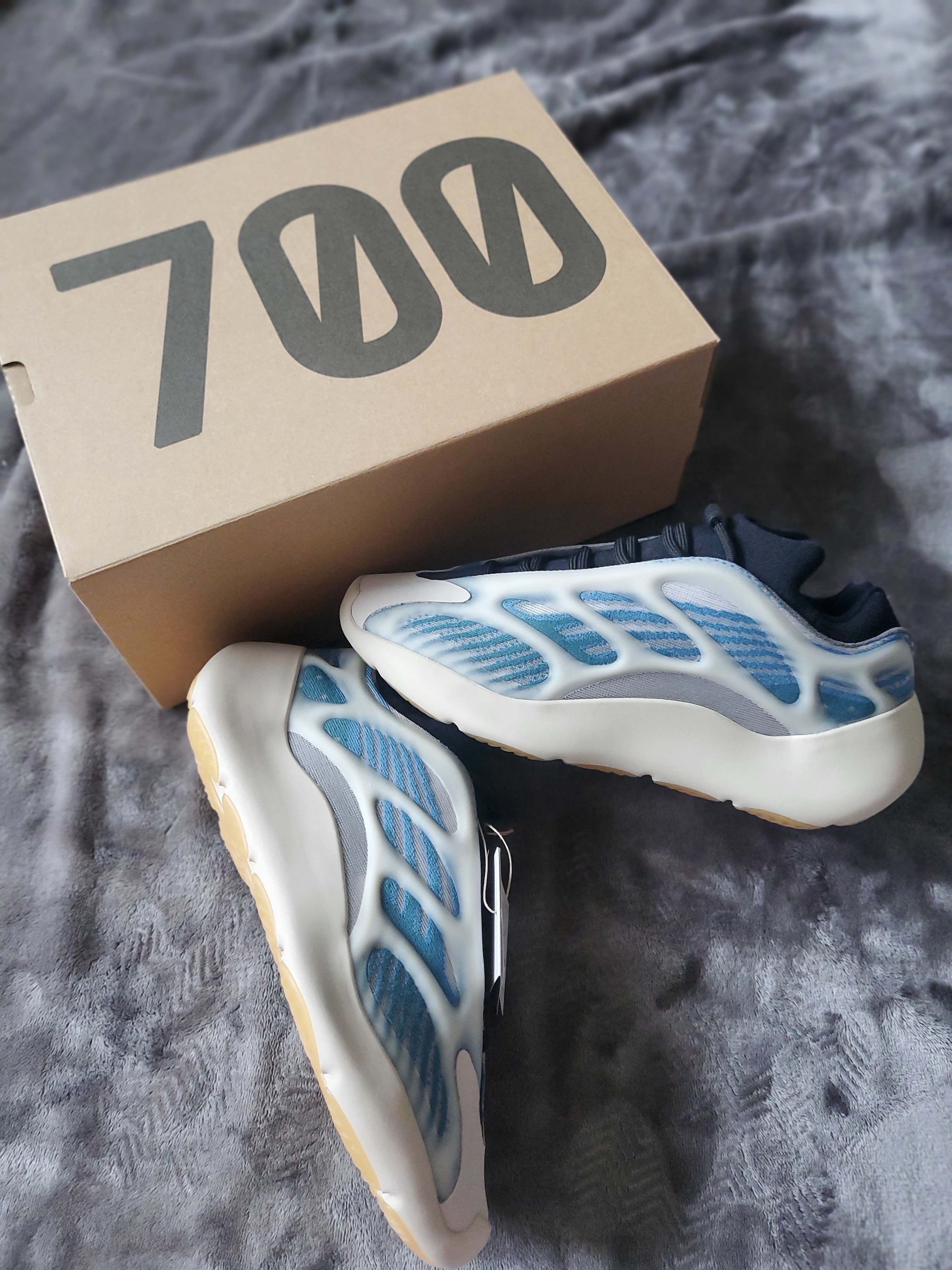 Adidas Yeezy 700 V3 Kyanite 착용 스타일 - 2