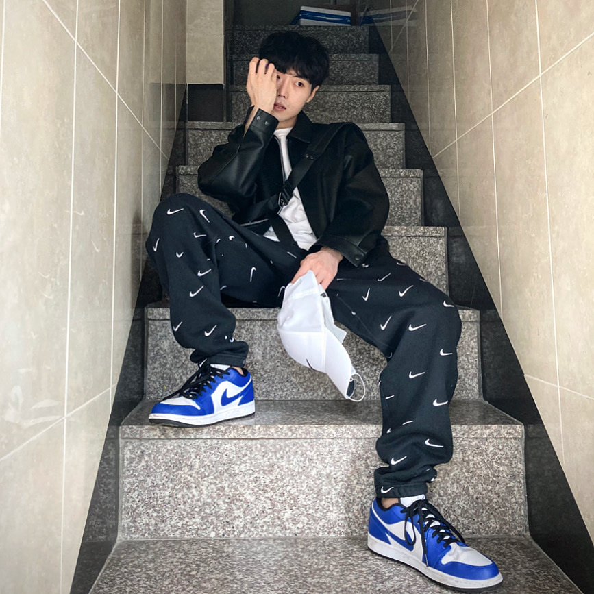 Jordan 1 Low Hyper Royal, Nike NRG Swoosh Logo Pants Black 착용 스타일