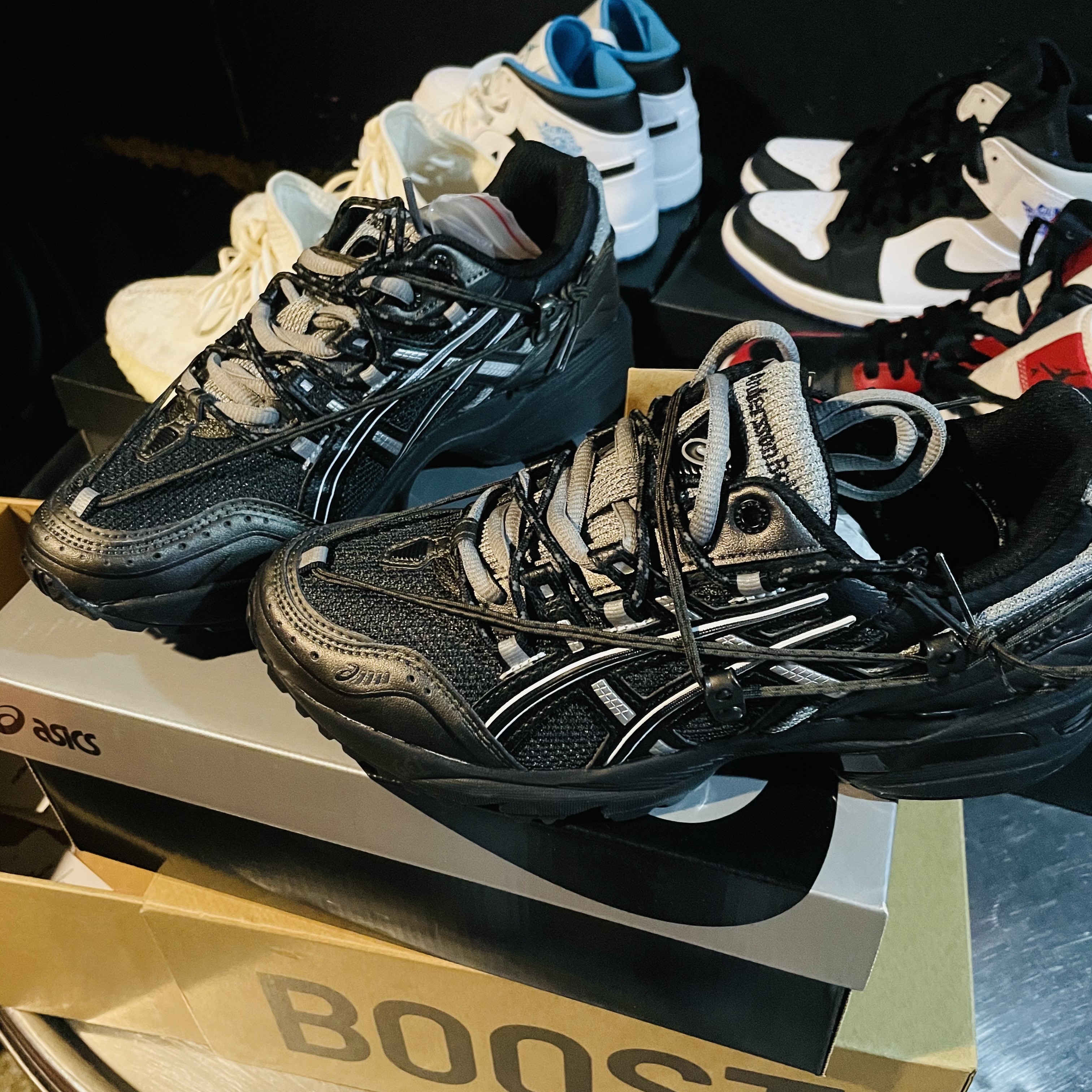 Asics x Andersson Bell Gel-1090 Black Silver, Adidas Yeezy Boost 350 V2 Cream/Triple White 착용 스타일 - 2