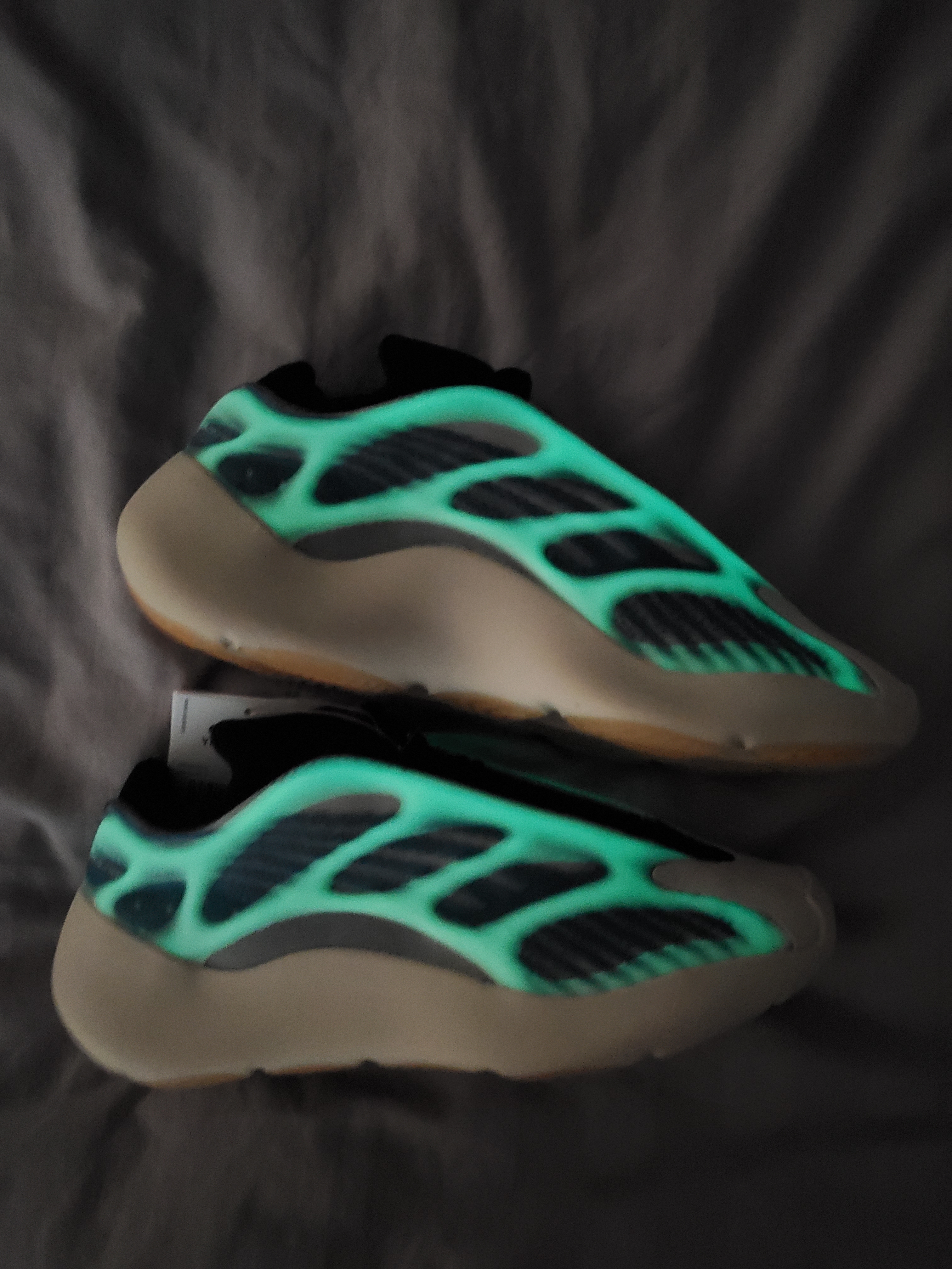 Adidas Yeezy 700 V3 Kyanite 착용 스타일 - 3