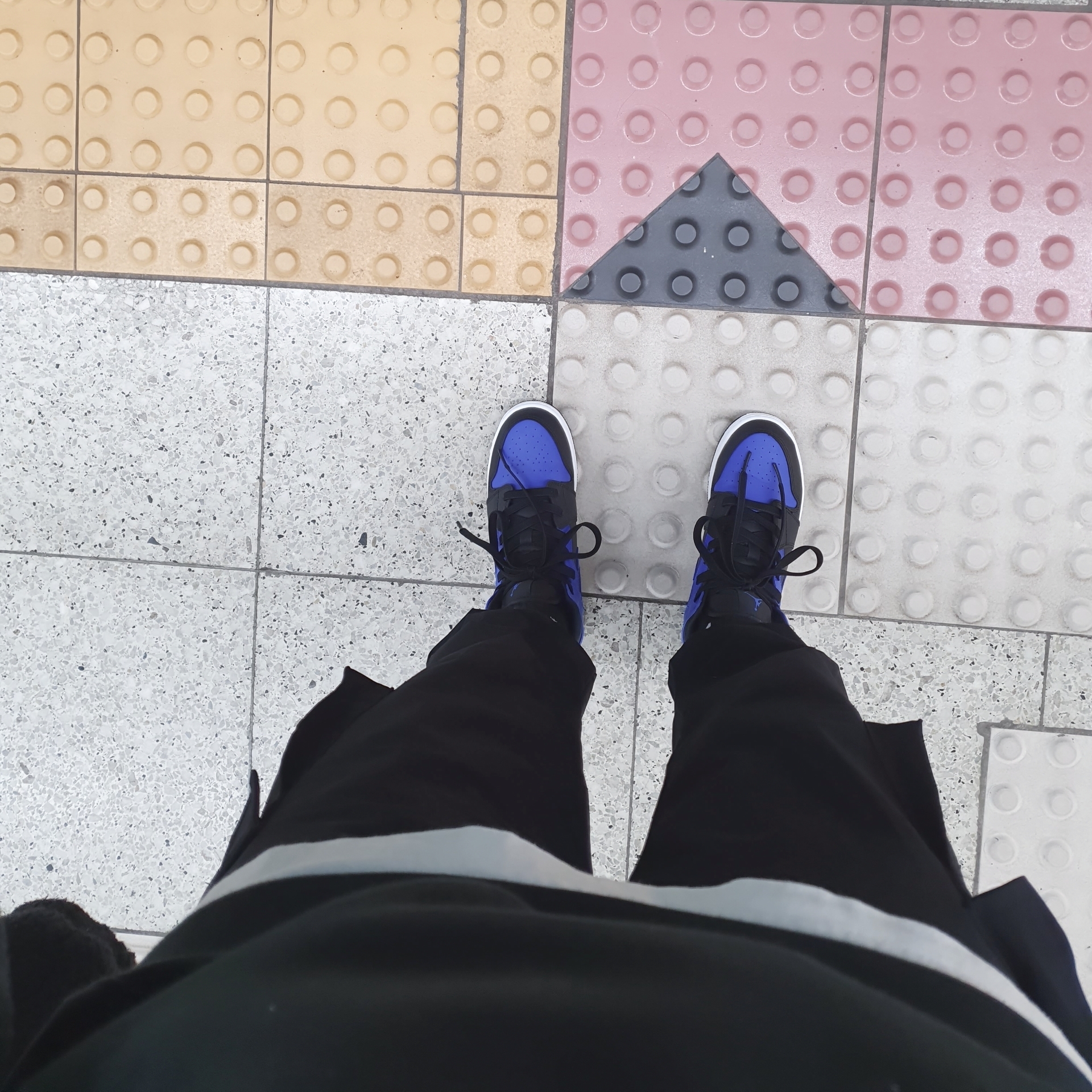 (GS) Jordan 1 Mid Black Hyper Royal 착용 스타일