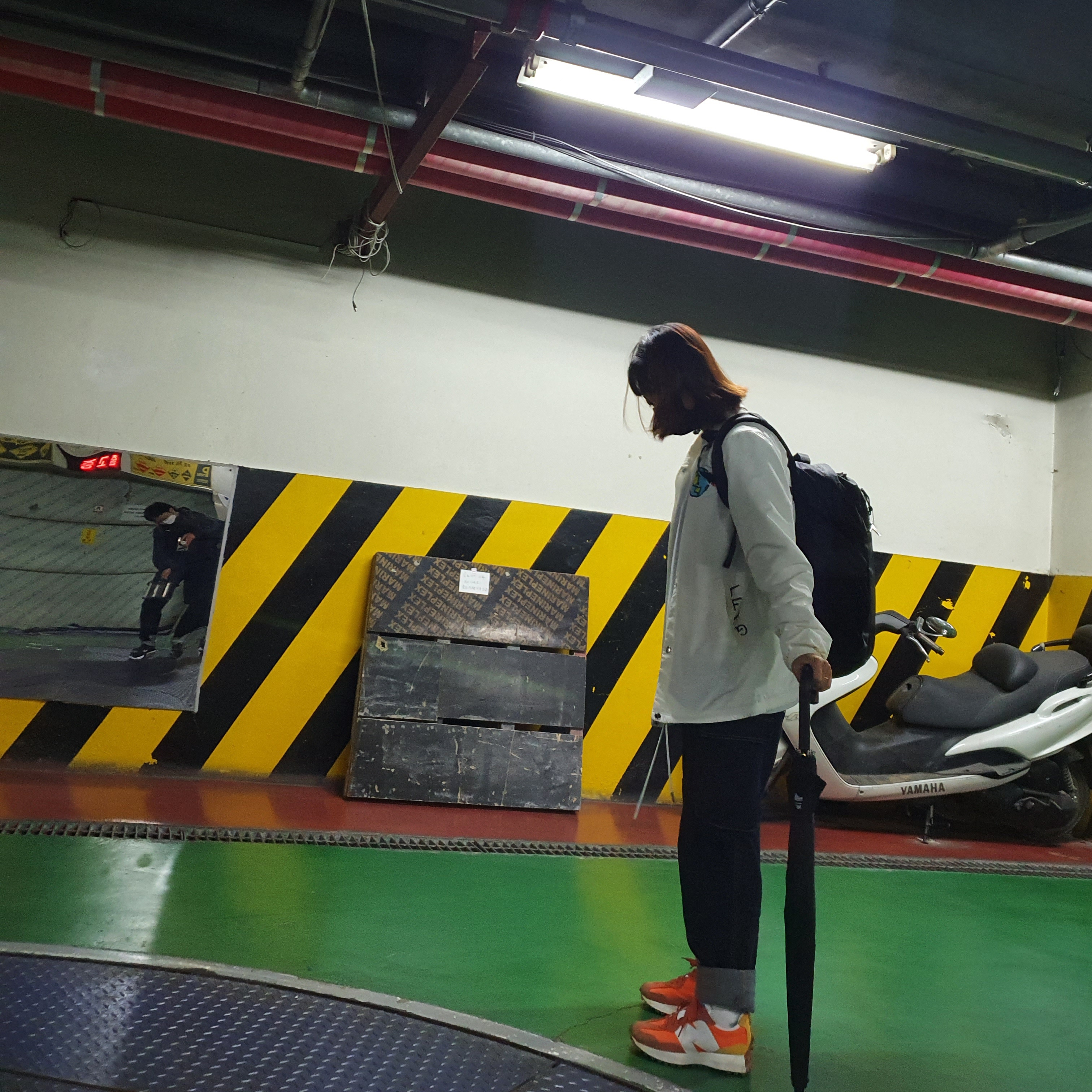 New Balance 327 Orange, Supreme Backpack Black - 21SS 착용 스타일 - 1