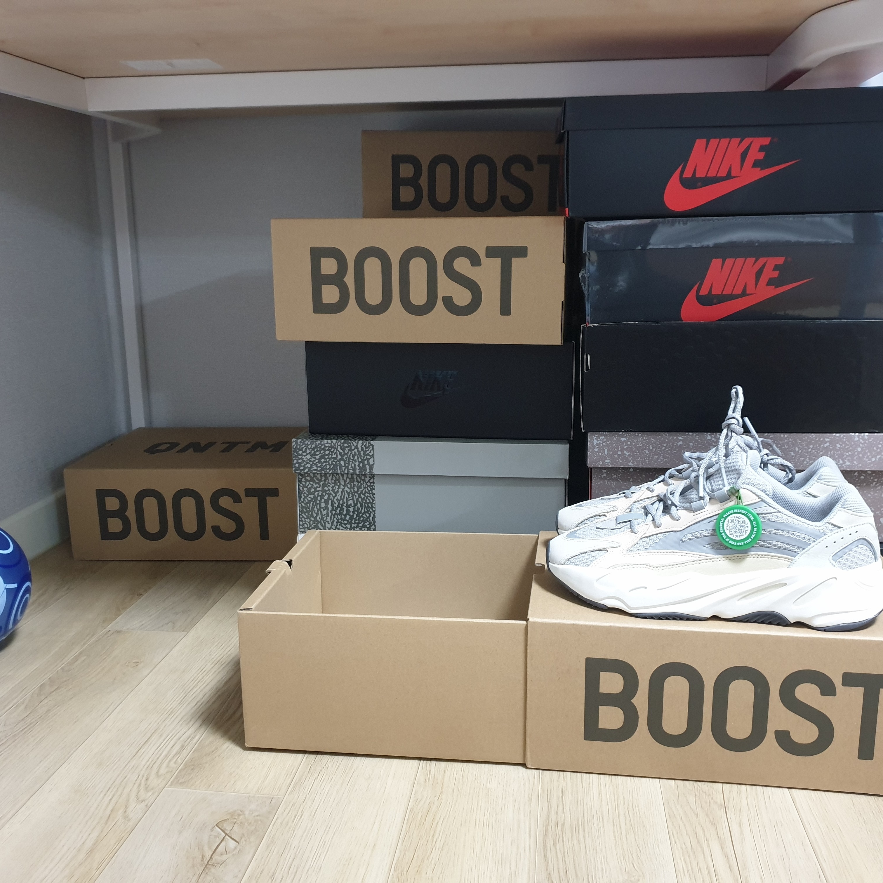 Adidas Yeezy Boost 700 V2 Cream 착용 스타일 - 2