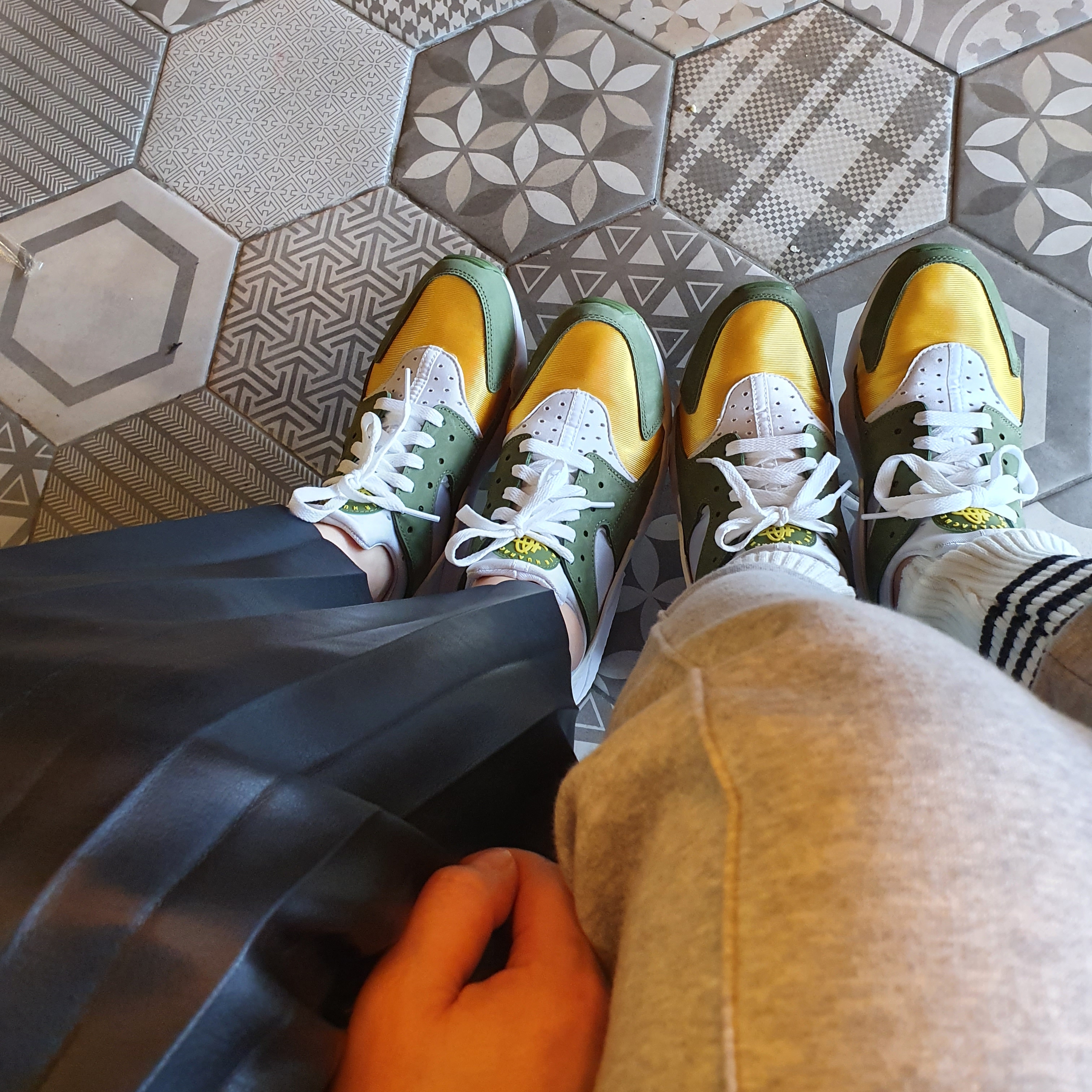 Nike x Stussy Air Huarache LE Desert Oak 착용 스타일 - 2