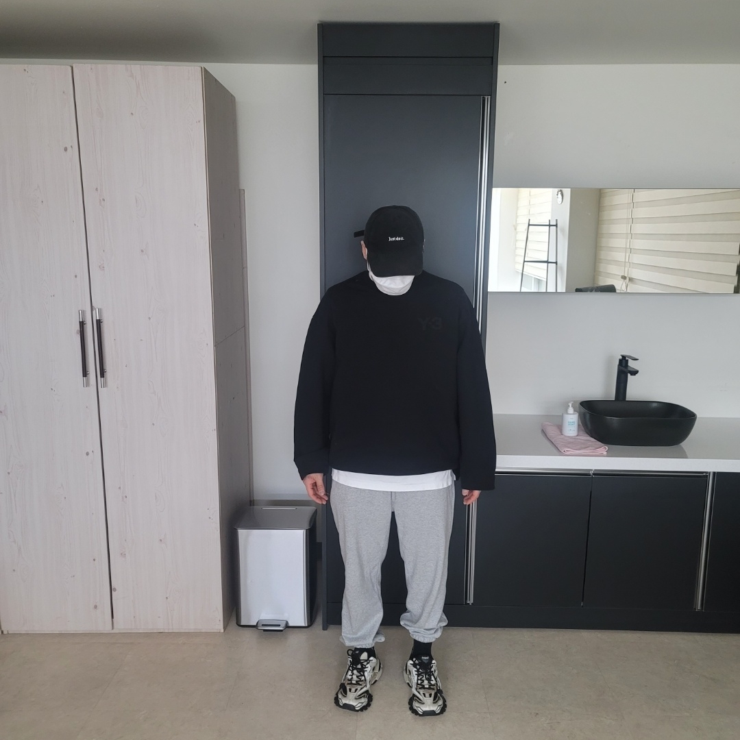 Balenciaga Track.2 Sneakers Beige Black 착용 스타일