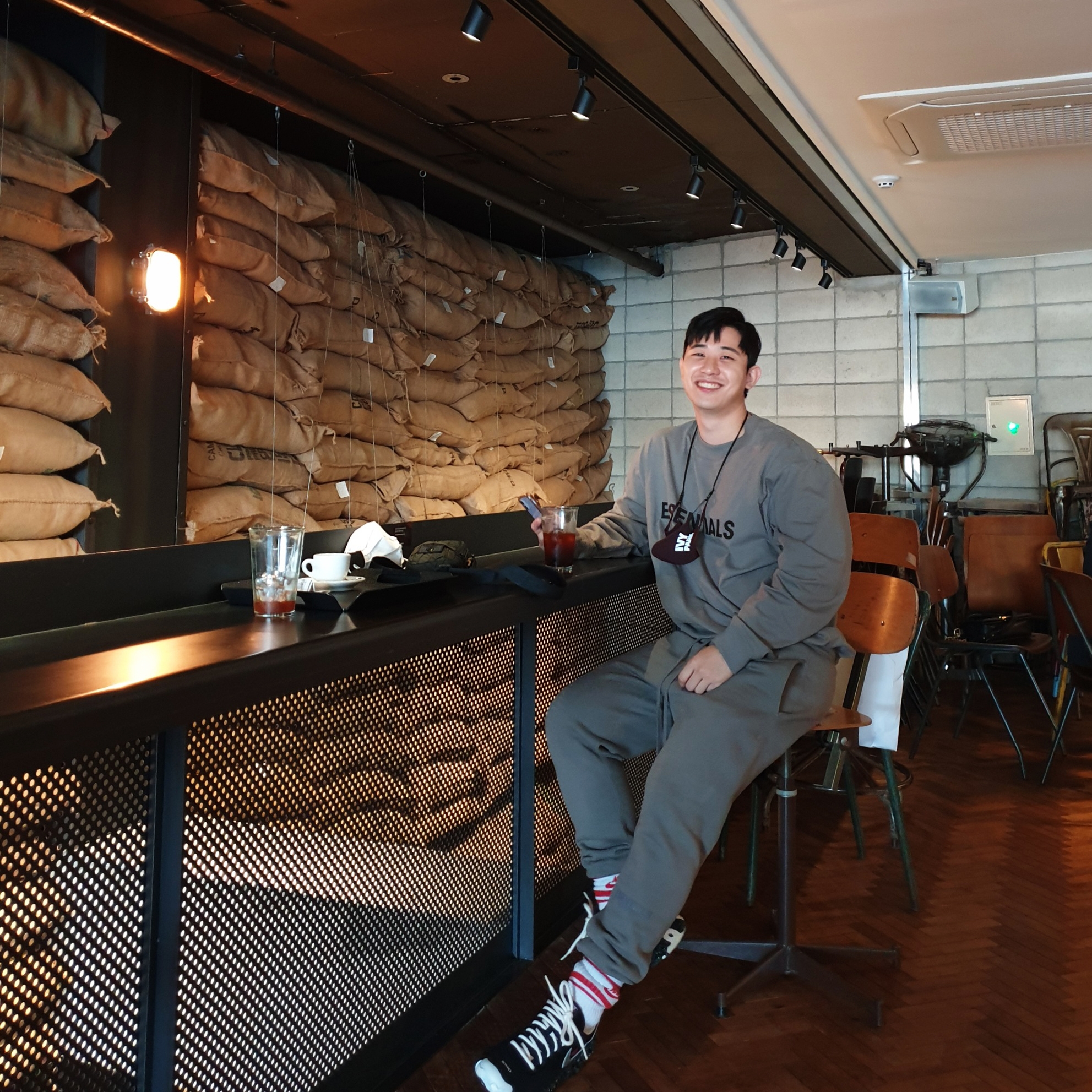 Essentials Sweatpants Cement - 20FW, Essentials 3D Silicon Applique Boxy Long Sleeve T-Shirt Cement - 20FW 착용 스타일