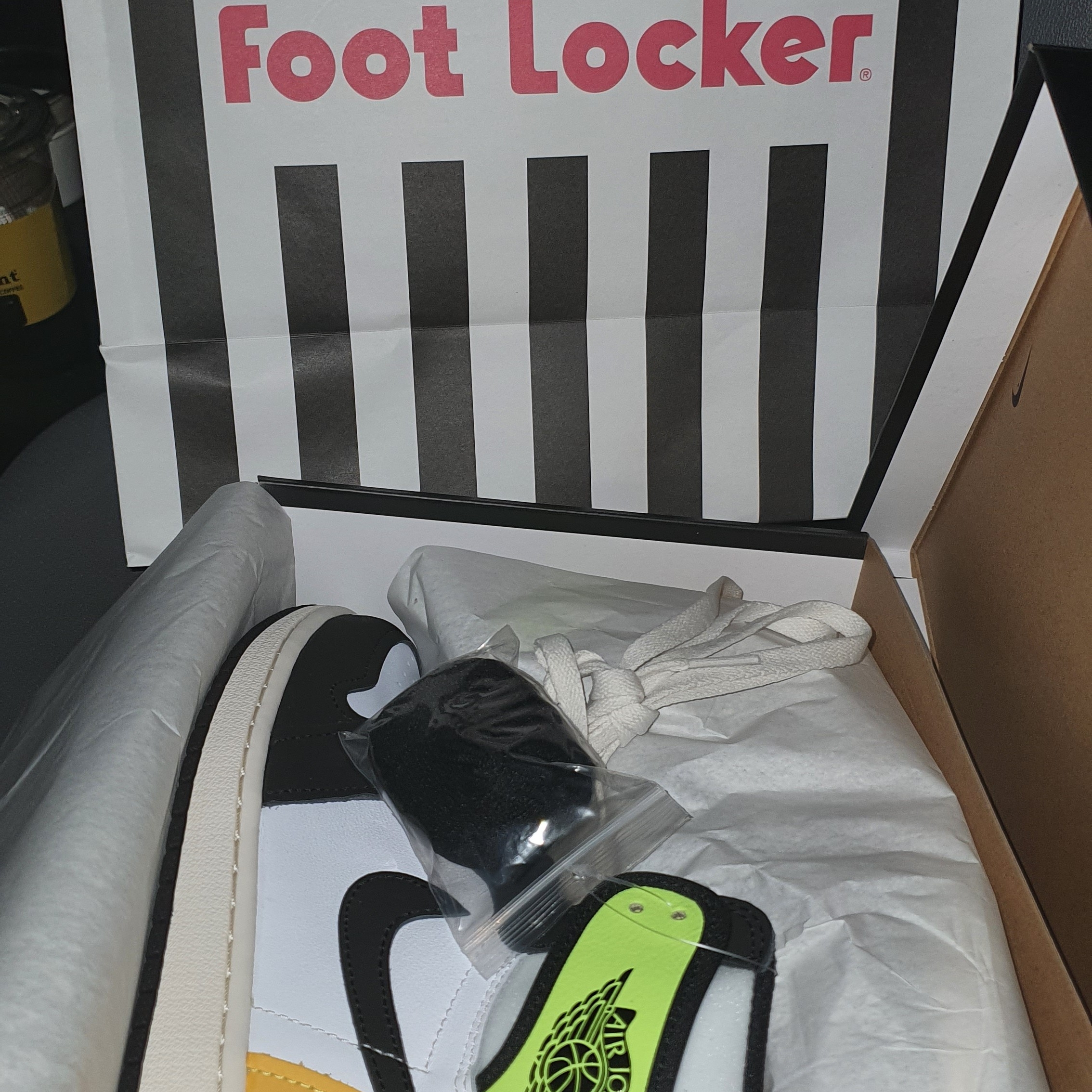 Jordan 1 Retro High OG Volt Gold 착용 스타일 - 4