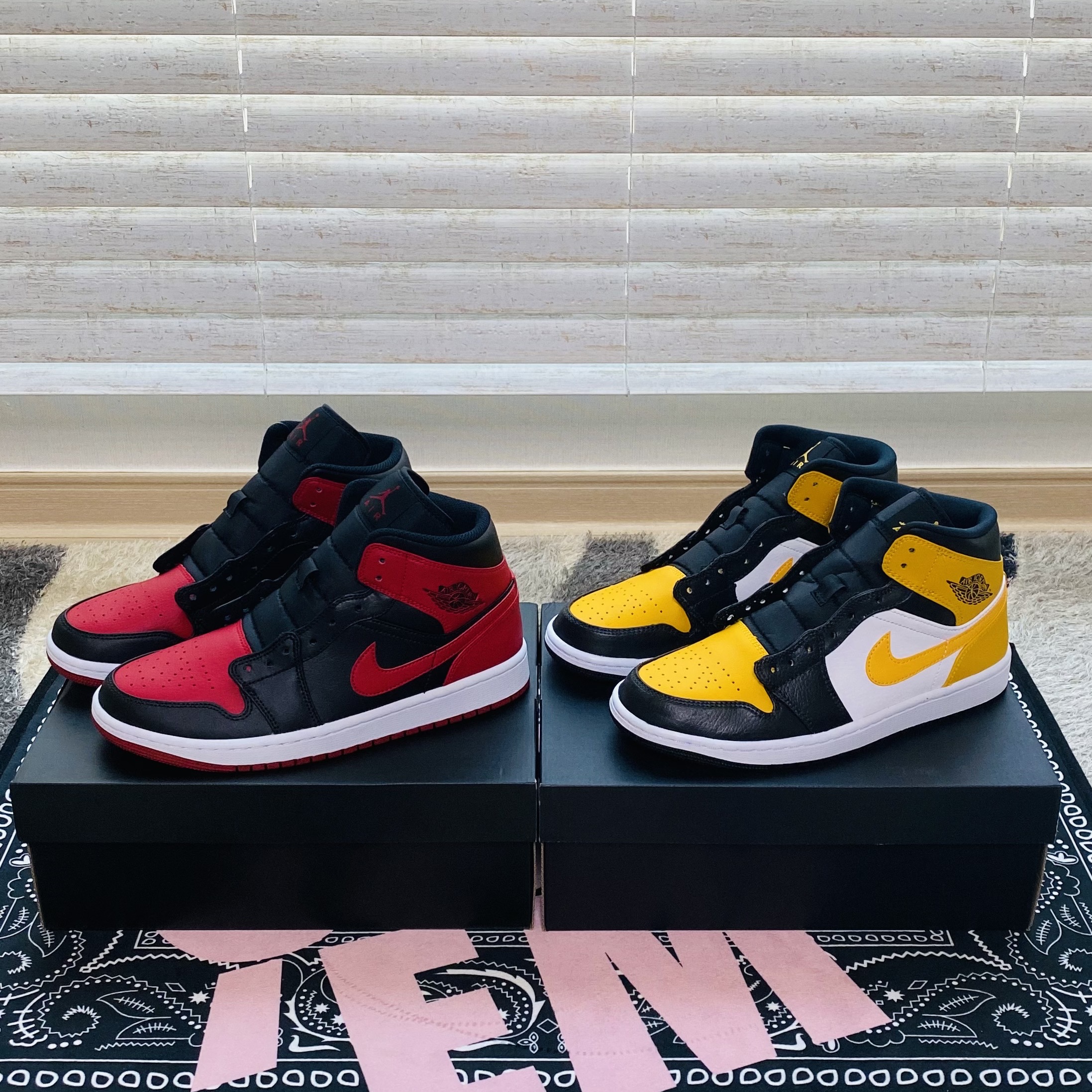 Jordan 1 Mid White University Gold, Jordan 1 Mid Bred Banned 2020 착용 스타일 - 3