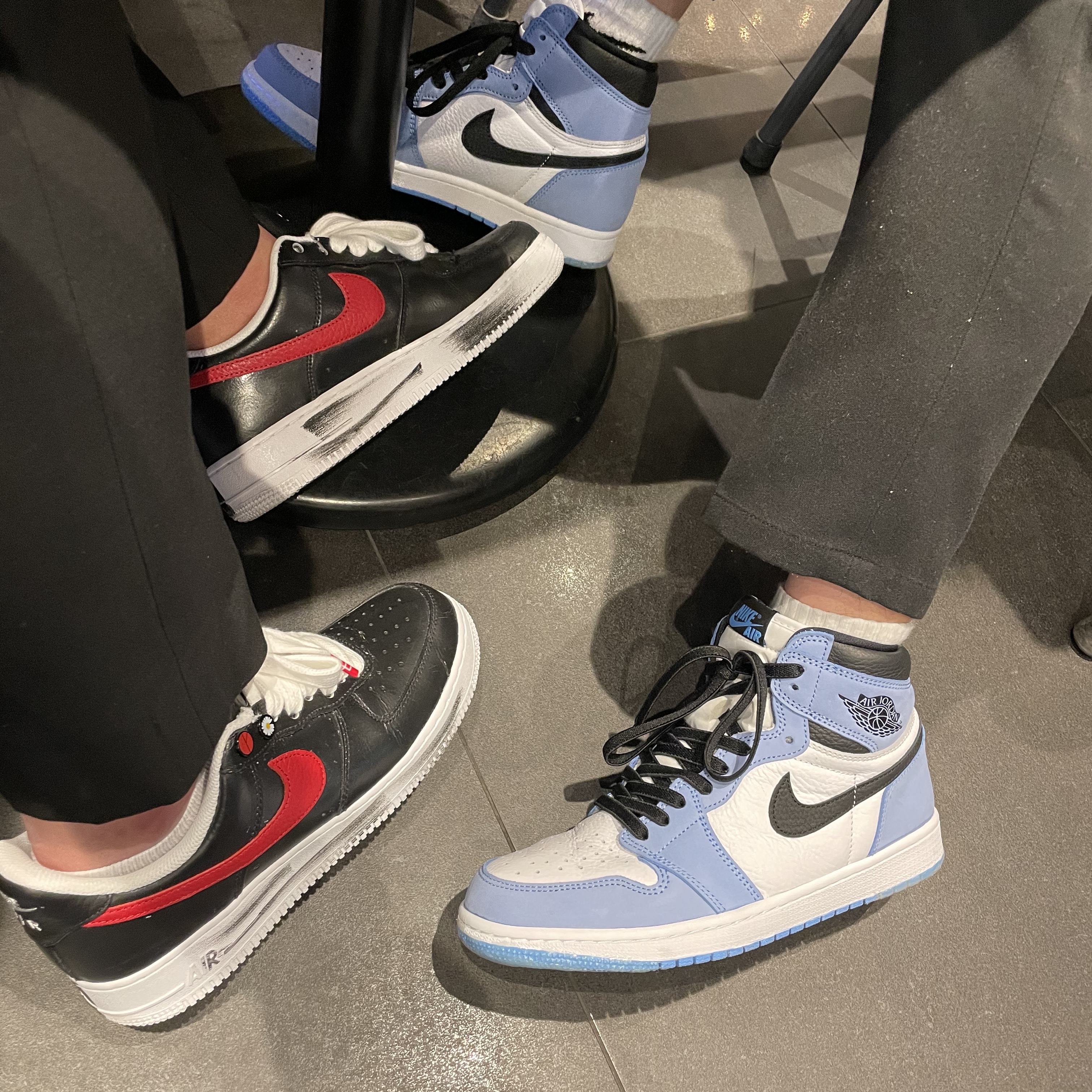 Jordan 1 Retro High OG University Blue, Nike x Peaceminusone Air Force 1 Low Para-Noise - Korea Exclusive 착용 스타일