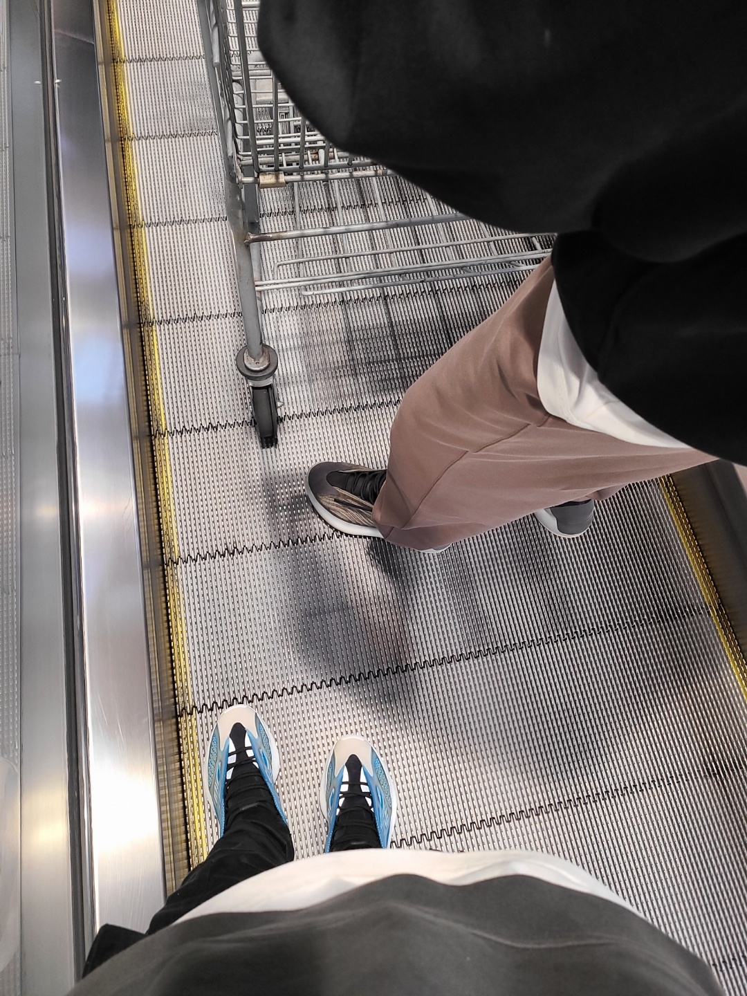 Adidas Yeezy QNTM Barium, Adidas Yeezy 700 V3 Arzareth 착용 스타일 - 4