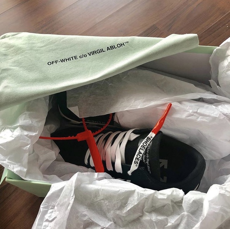 (W) Off-White Arrow Low Vulcanized Sneakers Black 착용 스타일 - 2