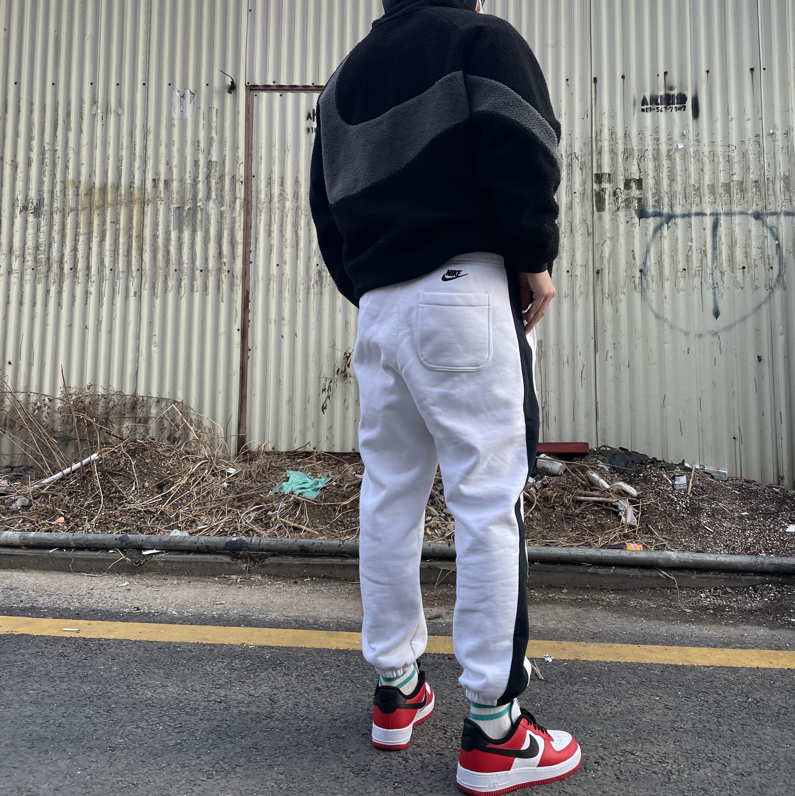Nike Big Swoosh Full Zip Jacket Black Anthracite 착용 스타일