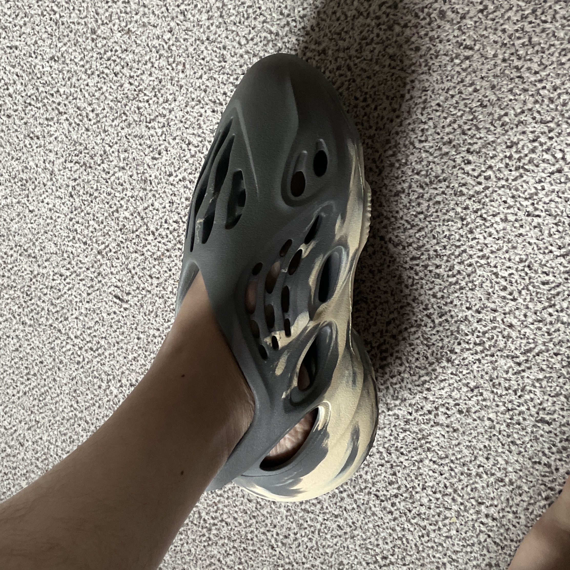 Adidas Yeezy Foam RNNR MXT Moon Gray 착용 스타일