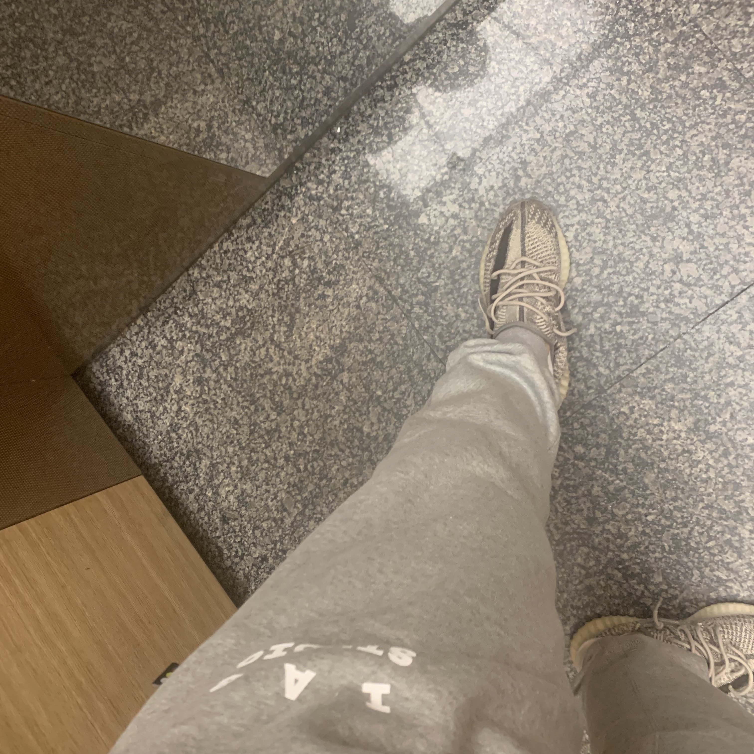 Adidas Yeezy Boost 350 V2 Zyon, IAB Studio Sweatpants Gray - 21SS 착용 스타일