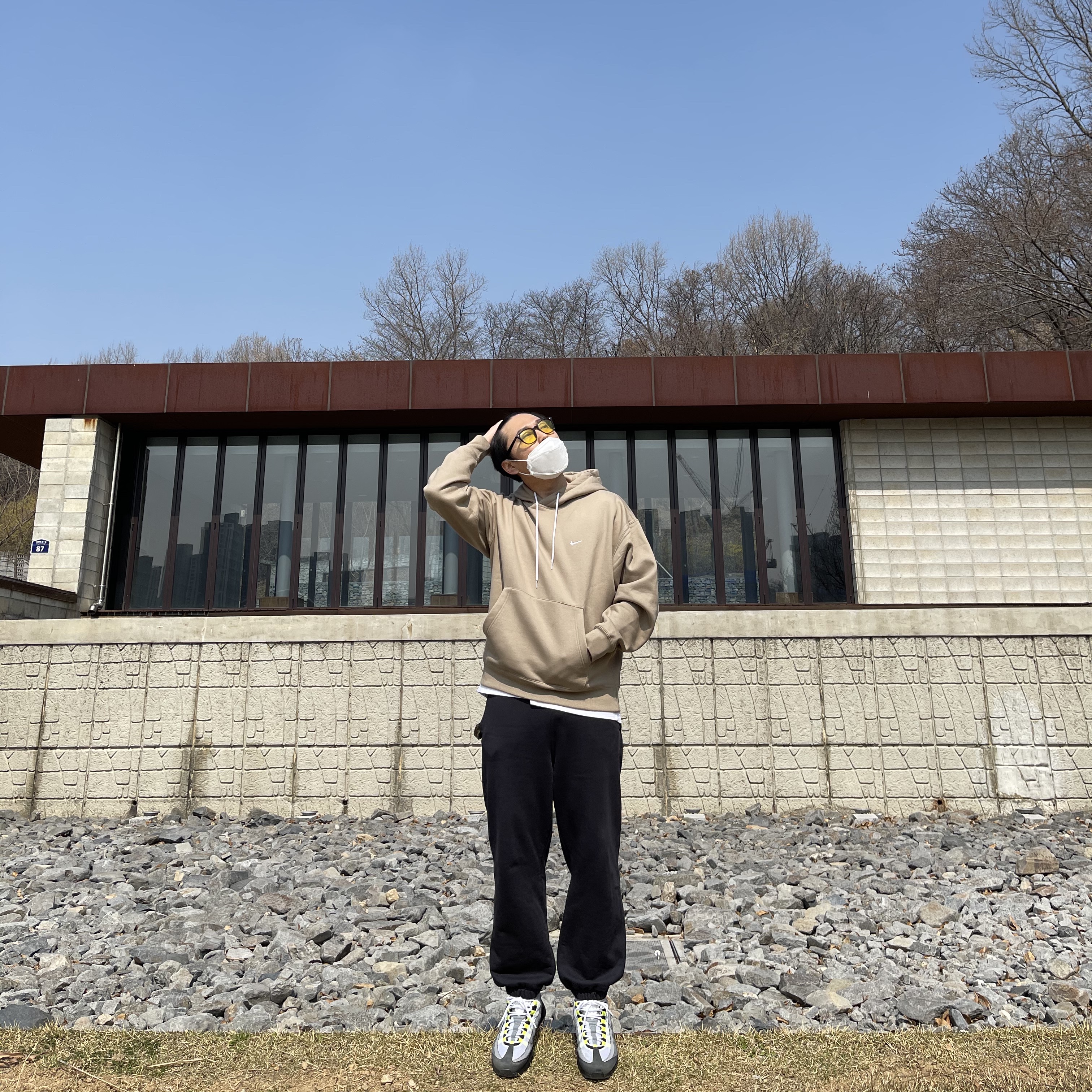 Nike Air Max 95 OG Neon Yellow 2020, Nike NRG Solo Swoosh Fleece Hoodie Khaki - Asia 착용 스타일