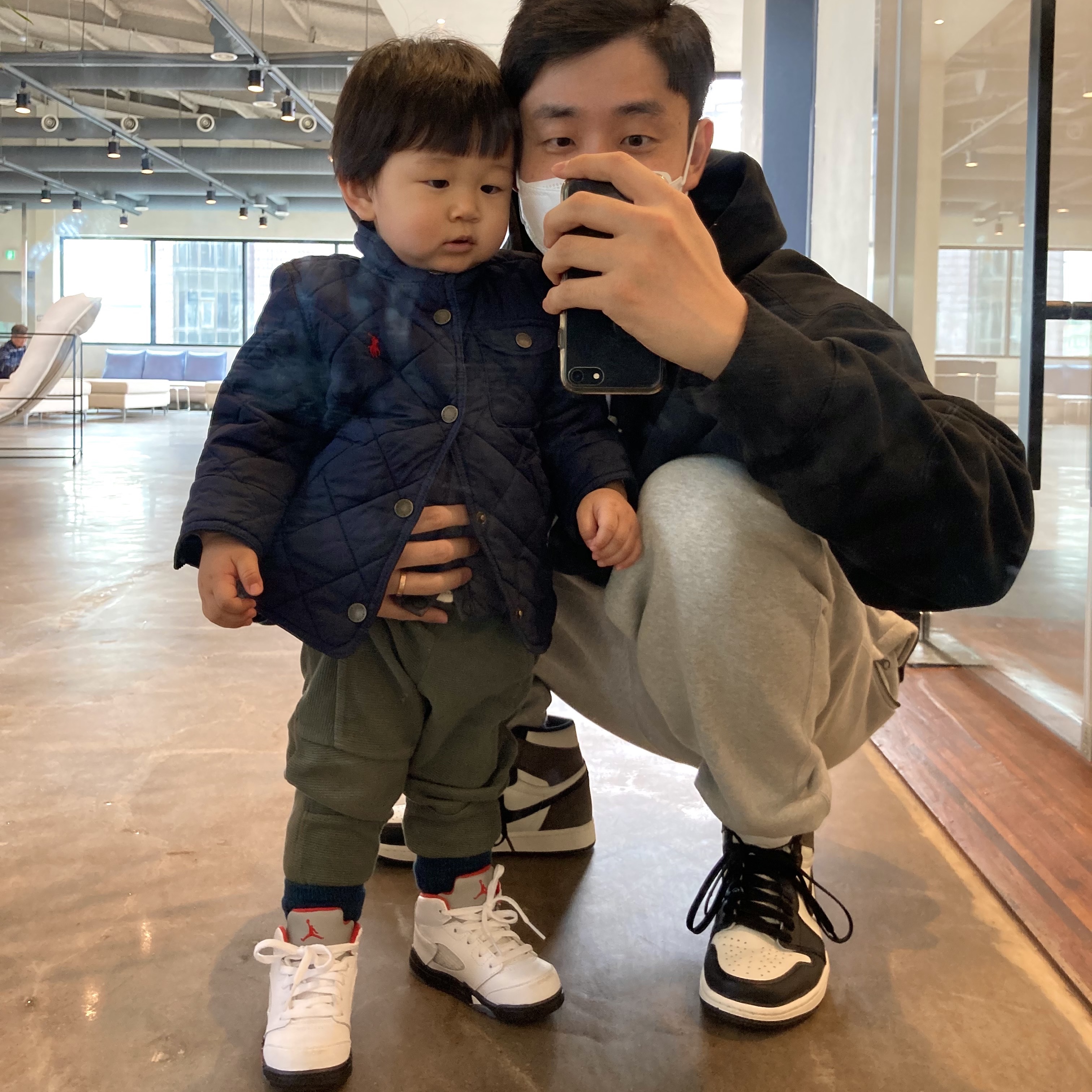 Jordan 1 Retro High OG Black Mocha, (TD) Jordan 5 Retro Fire Red Silver Tongue 2020 착용 스타일