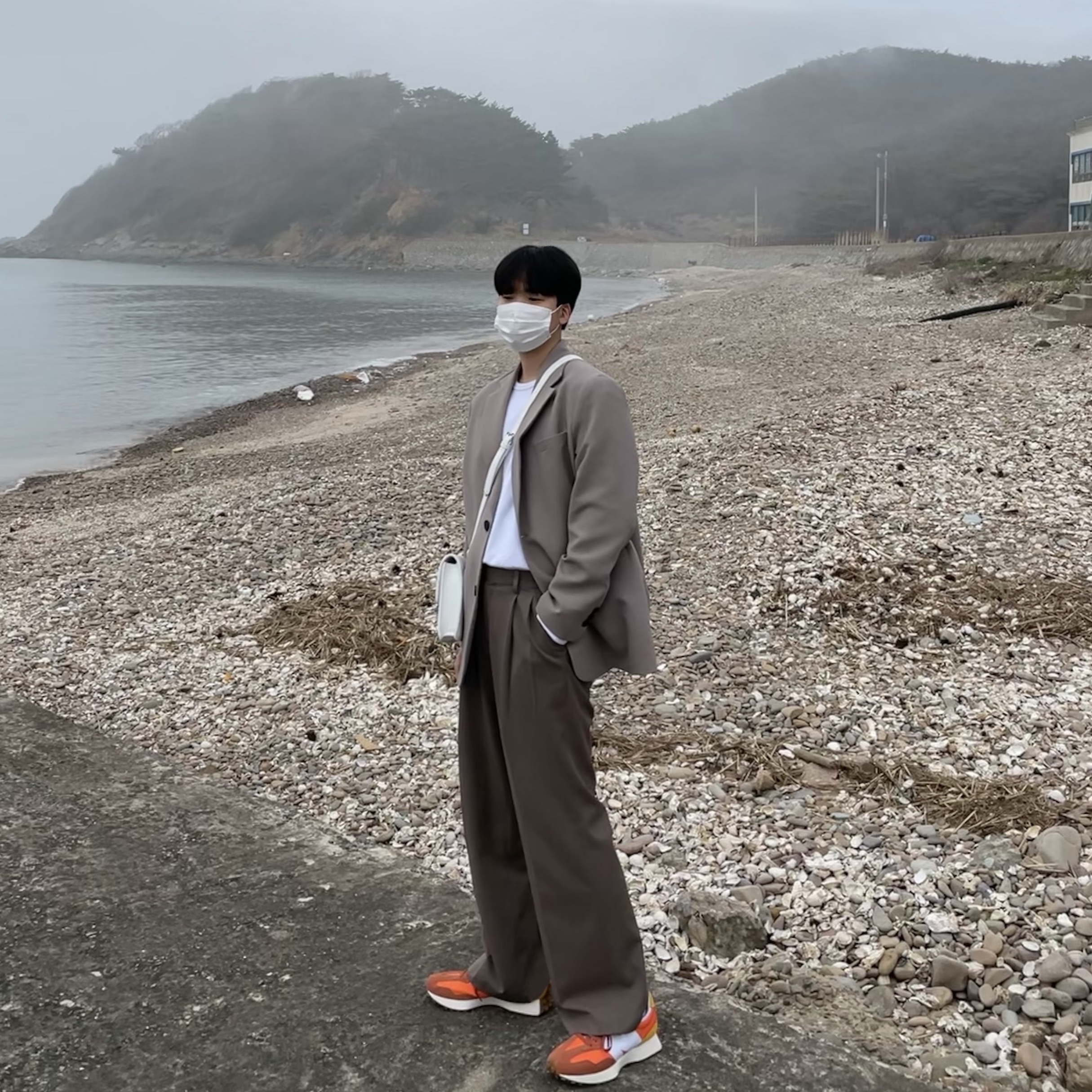 New Balance 327 Orange 착용 스타일