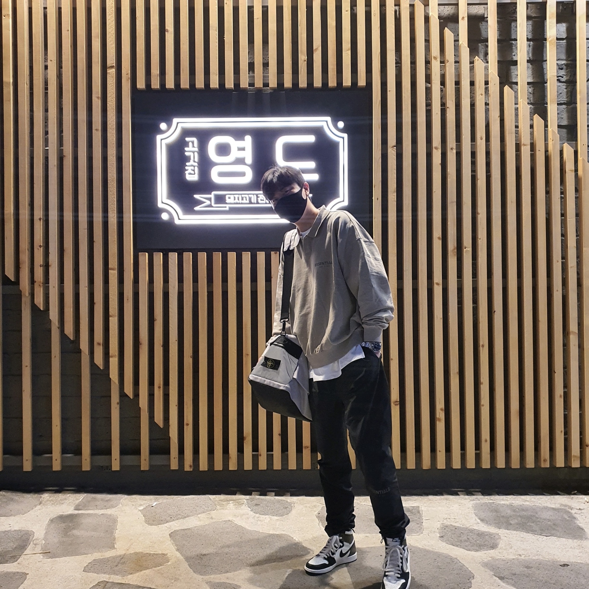 Essentials Long Sleeve Boxy Polo Olive - 20FW, Essentials Track Pants Black - 20FW 착용 스타일