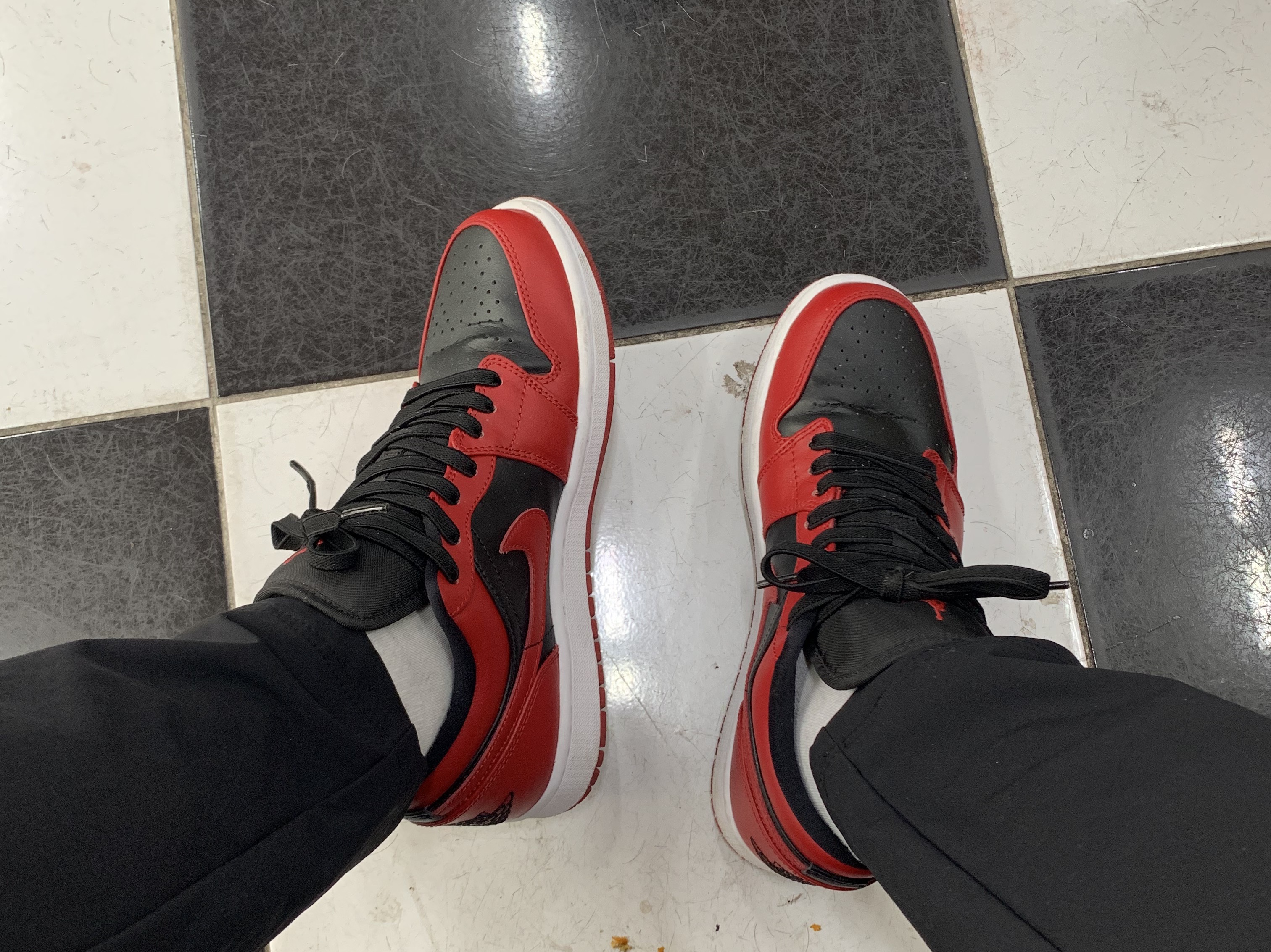 Jordan 1 Low Varsity Red 착용 스타일 - 1