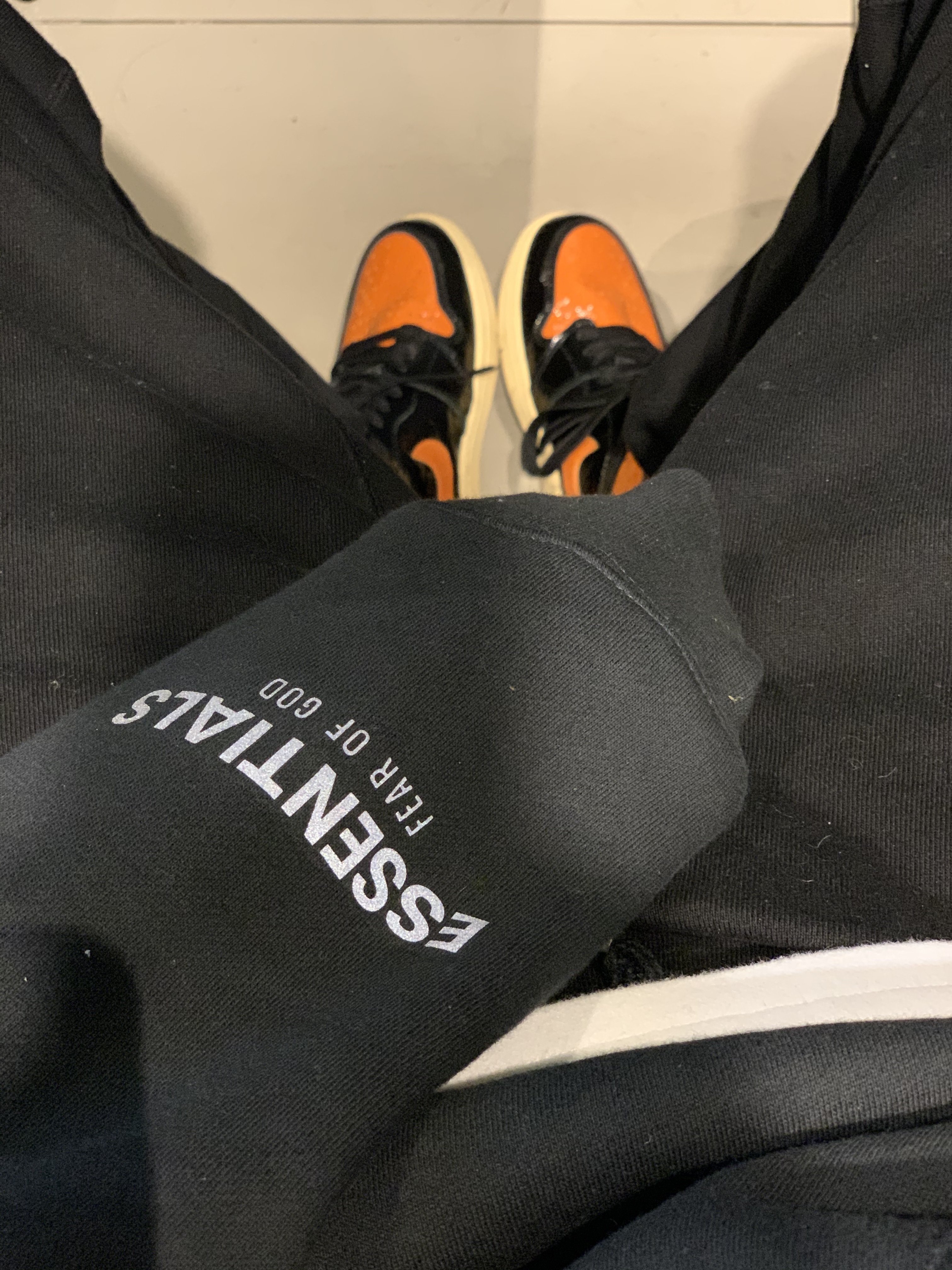 Essentials 3D Silicon Applique Pullover Hoodie Dark Slate/Black 2020, Jordan 1 Retro High Shattered Backboard 3.0 착용 스타일
